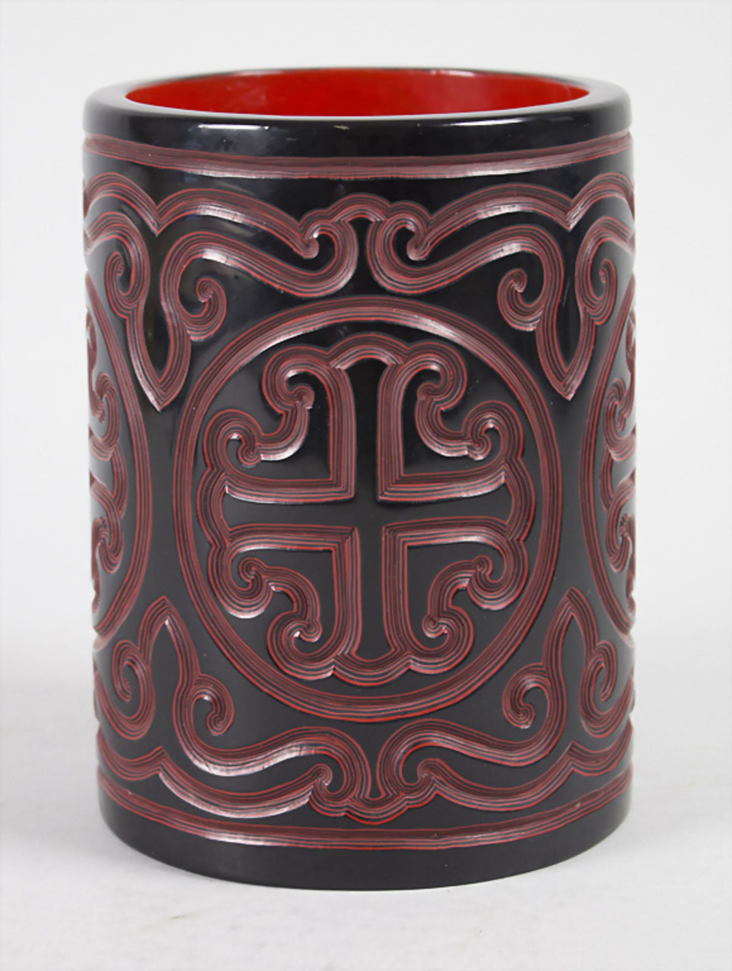 Schichtlack Pinselbecher / A brush cup with layers of lacquer, China, späte Qing Dynastie ...