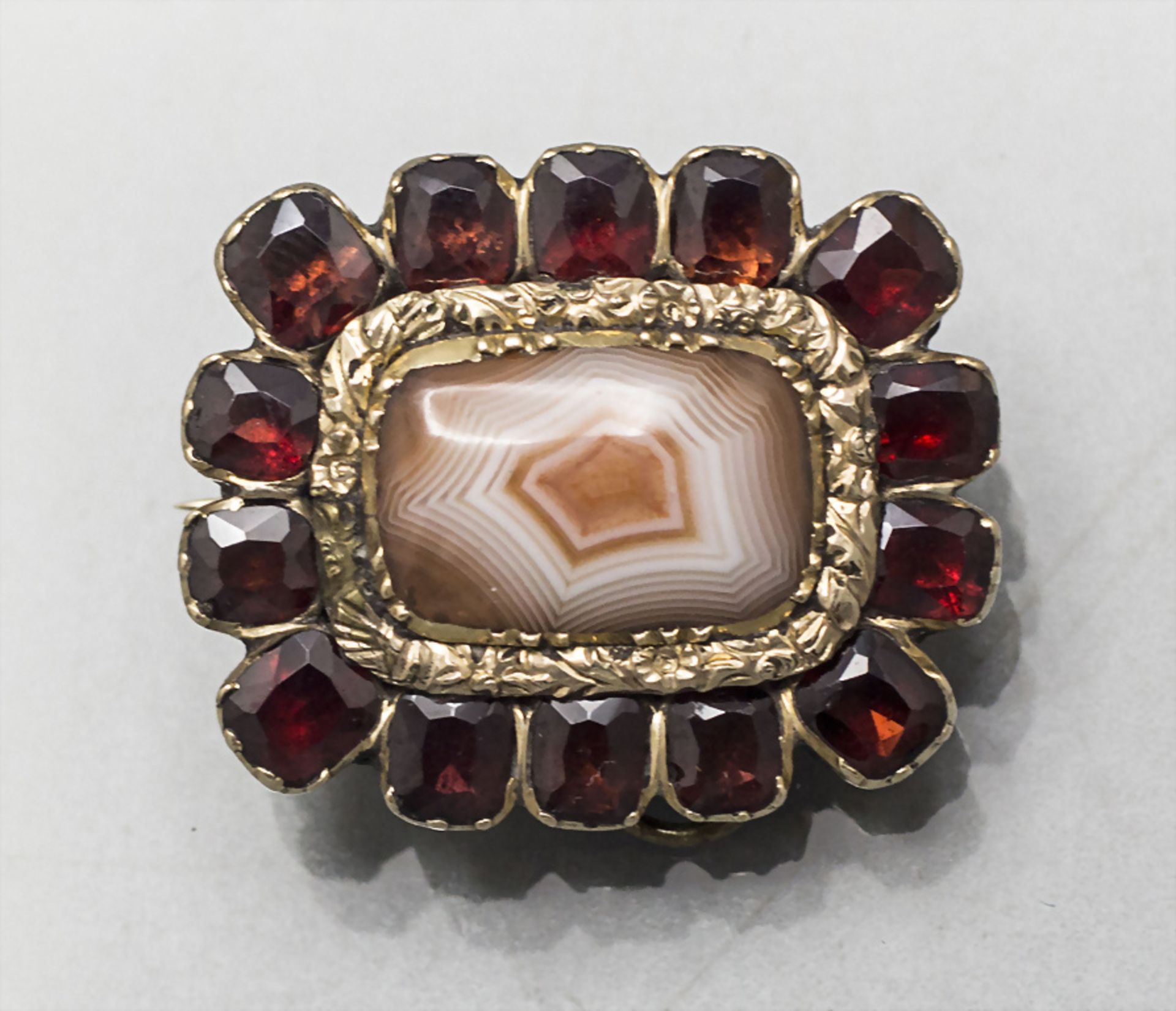 Memorabilia Achat-Brosche mit Rubinen / A memorabilia agate brooch with rubies