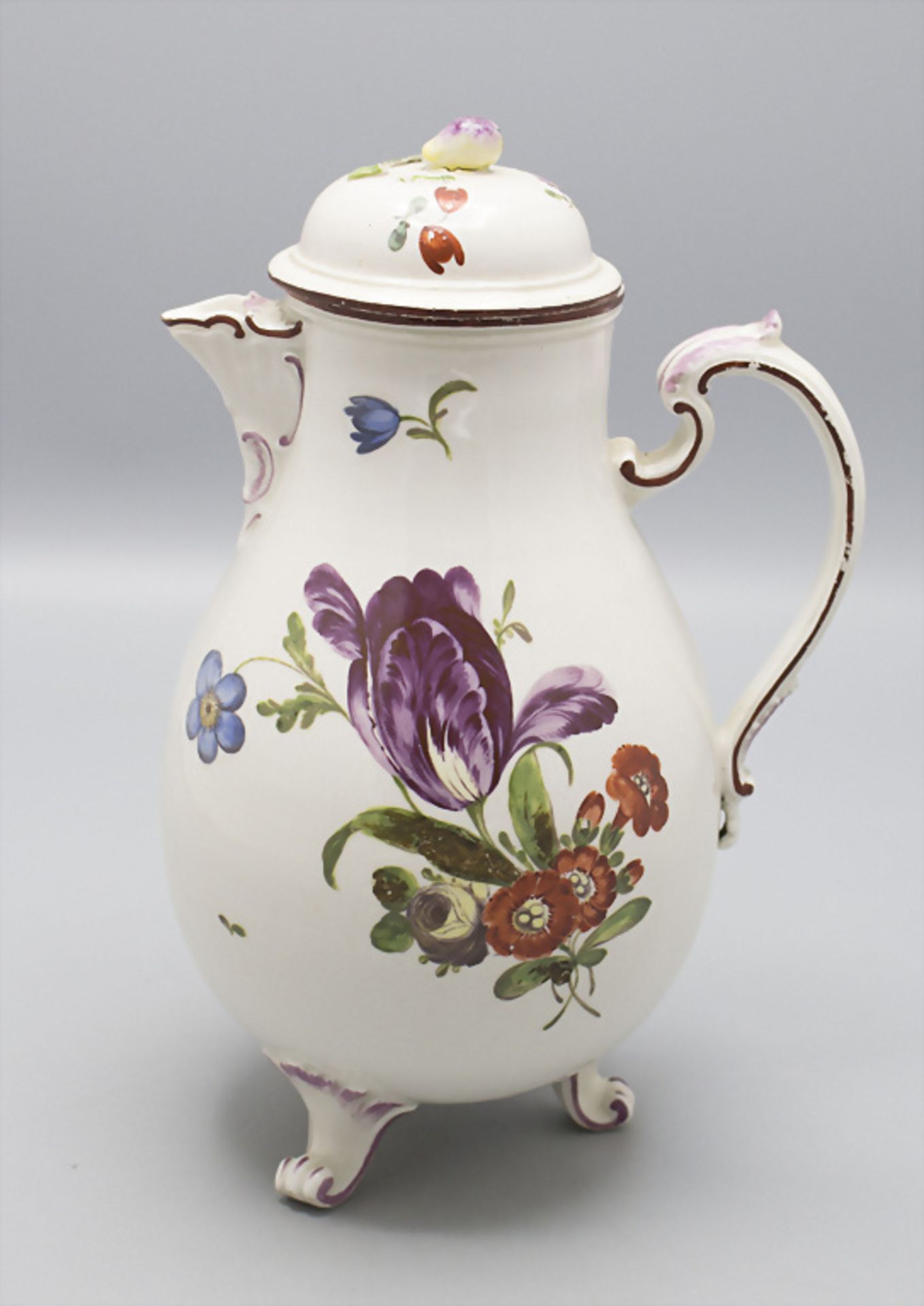 Kaffeekanne auf 3 Volutenfüßen / A coffee pot with flowers, Ludwigsburg, um 1775