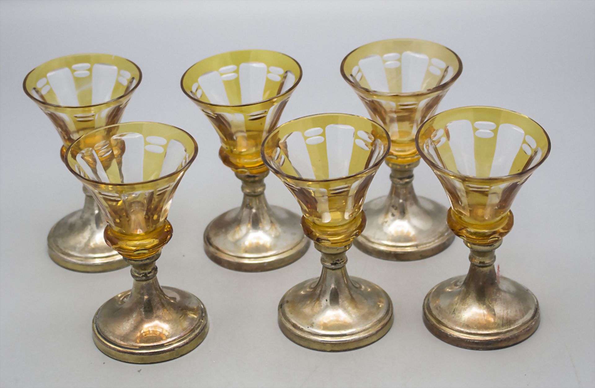 6 Likörgläser mit Silberfuß / 6 liqueur glasses on a silver foot, wohl Ende 19. Jh.