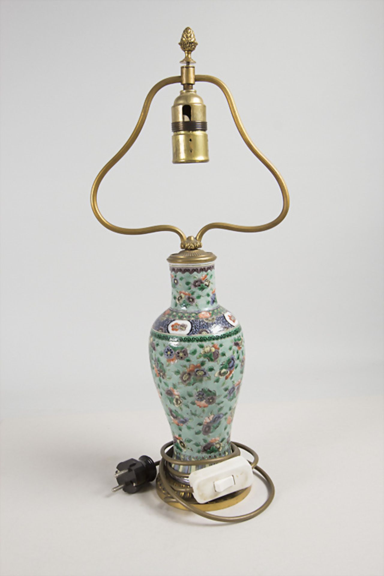 Tischlampe / A table lamp, Frankreich bzw. China, um 1900, Vase 18./19. Jh.