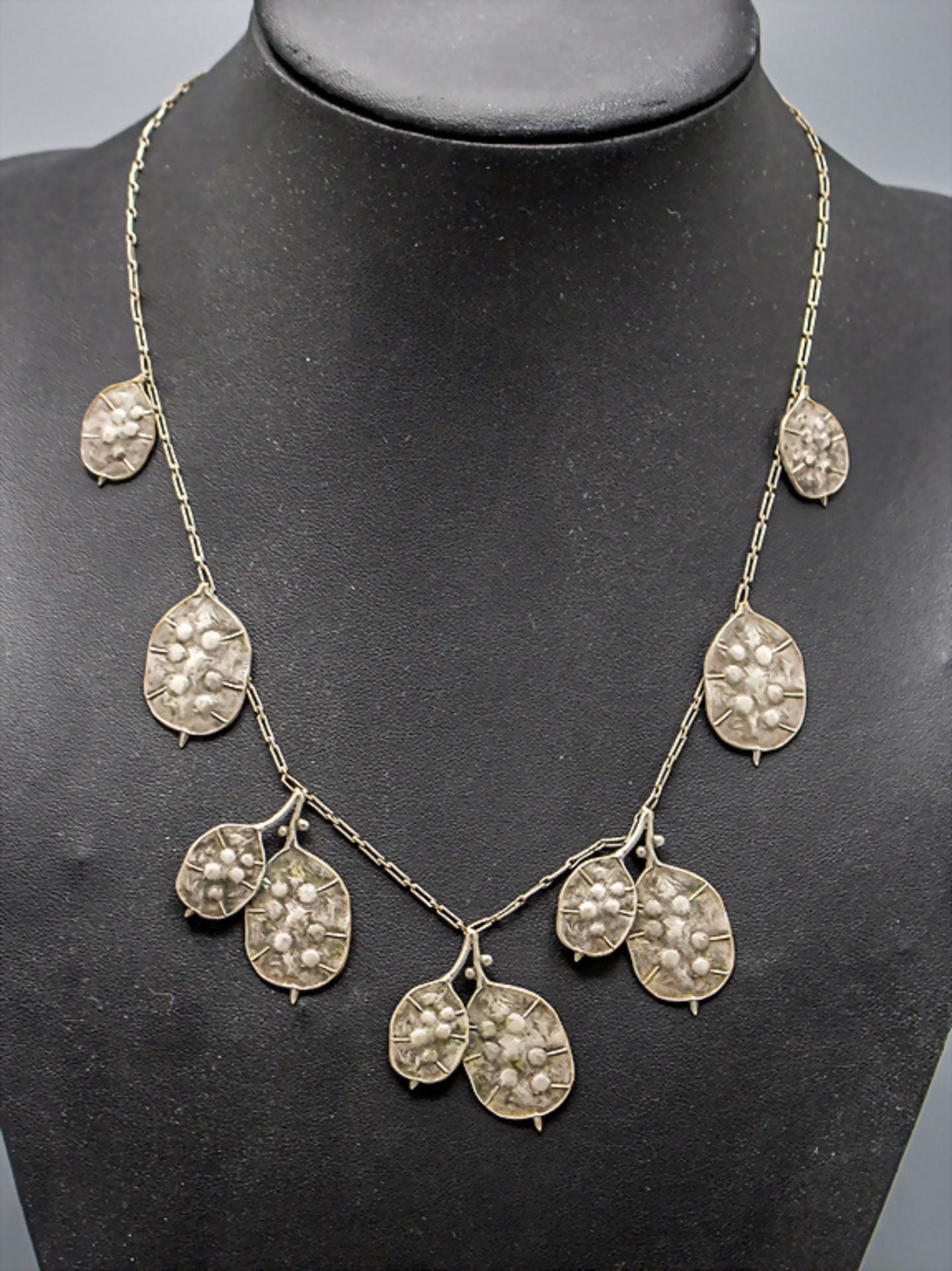 Jugendstil Collier 'Silberblatt' / Collier feuilles Art Nouveau / An Art Nouveau necklace with ...