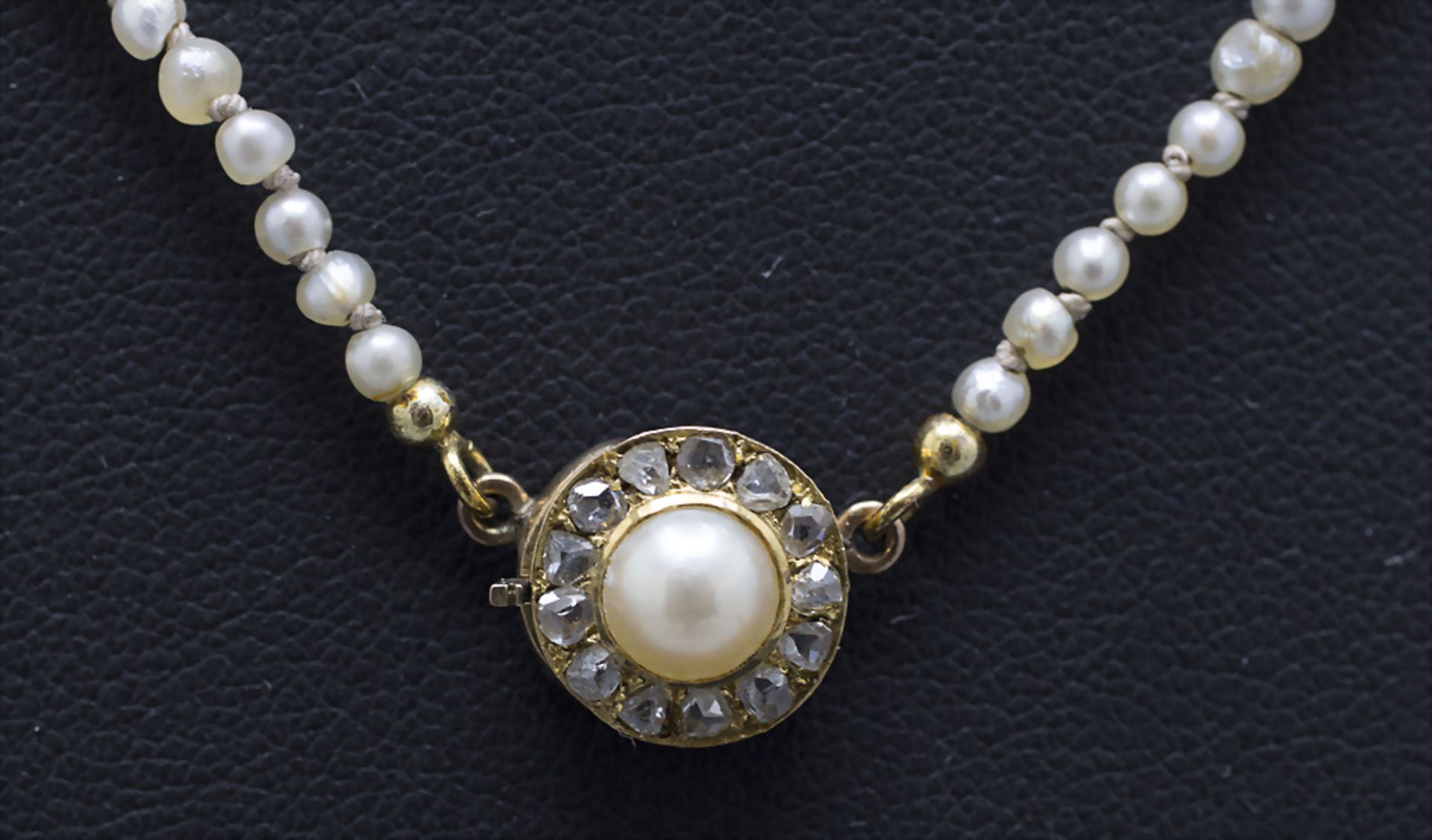 Perlenkette / A pearl necklace with 8 ct gold clasp