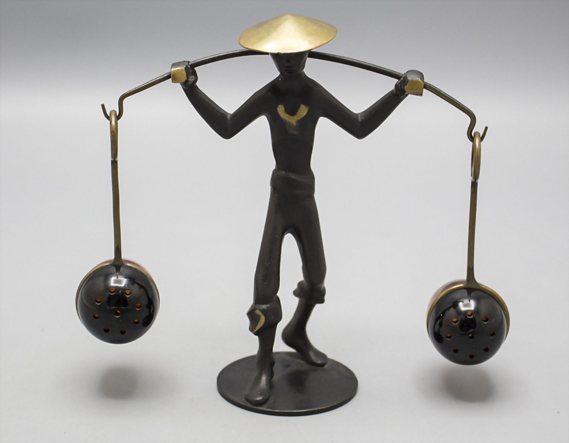 Chinese mit Salz- u. Pfefferstreuer / A Chinese carrying salt and pepper pots, Richard Rohac, ...