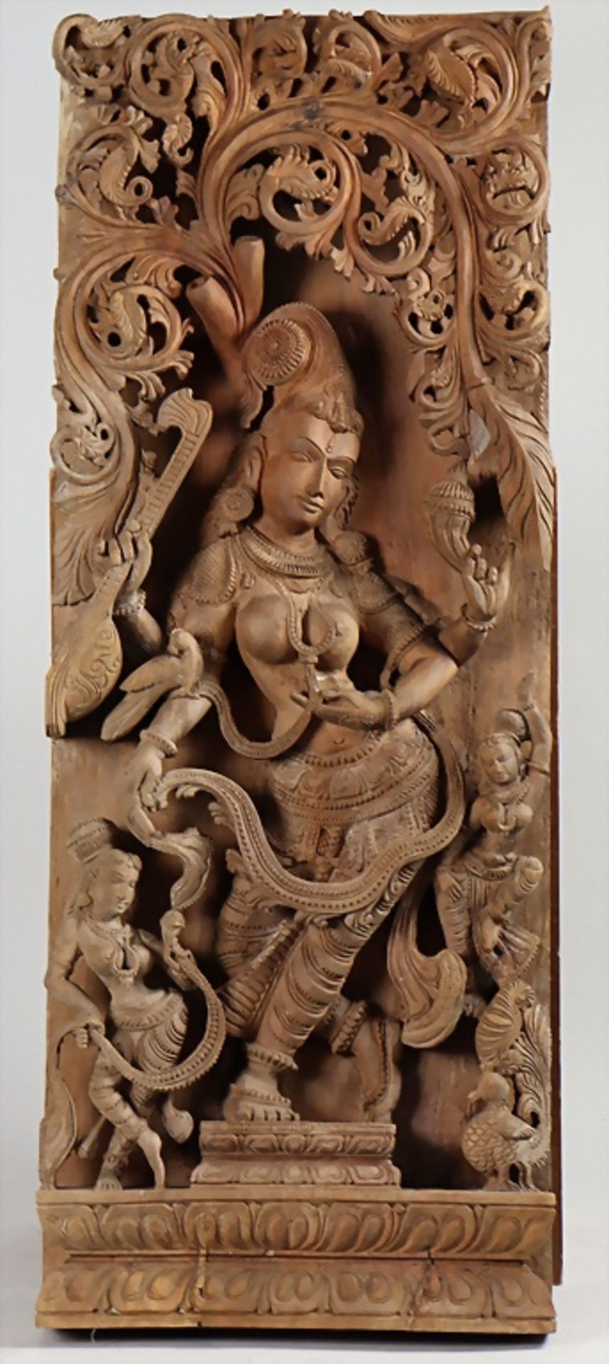 Holzstele einer indischen Göttin / A wooden pillar of an Indian goddess, 19./20. Jh.