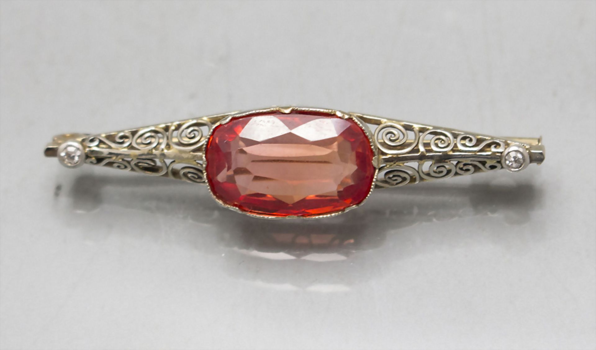 Brosche mit rotem Stein / An 18 ct gold brooch with a red stone