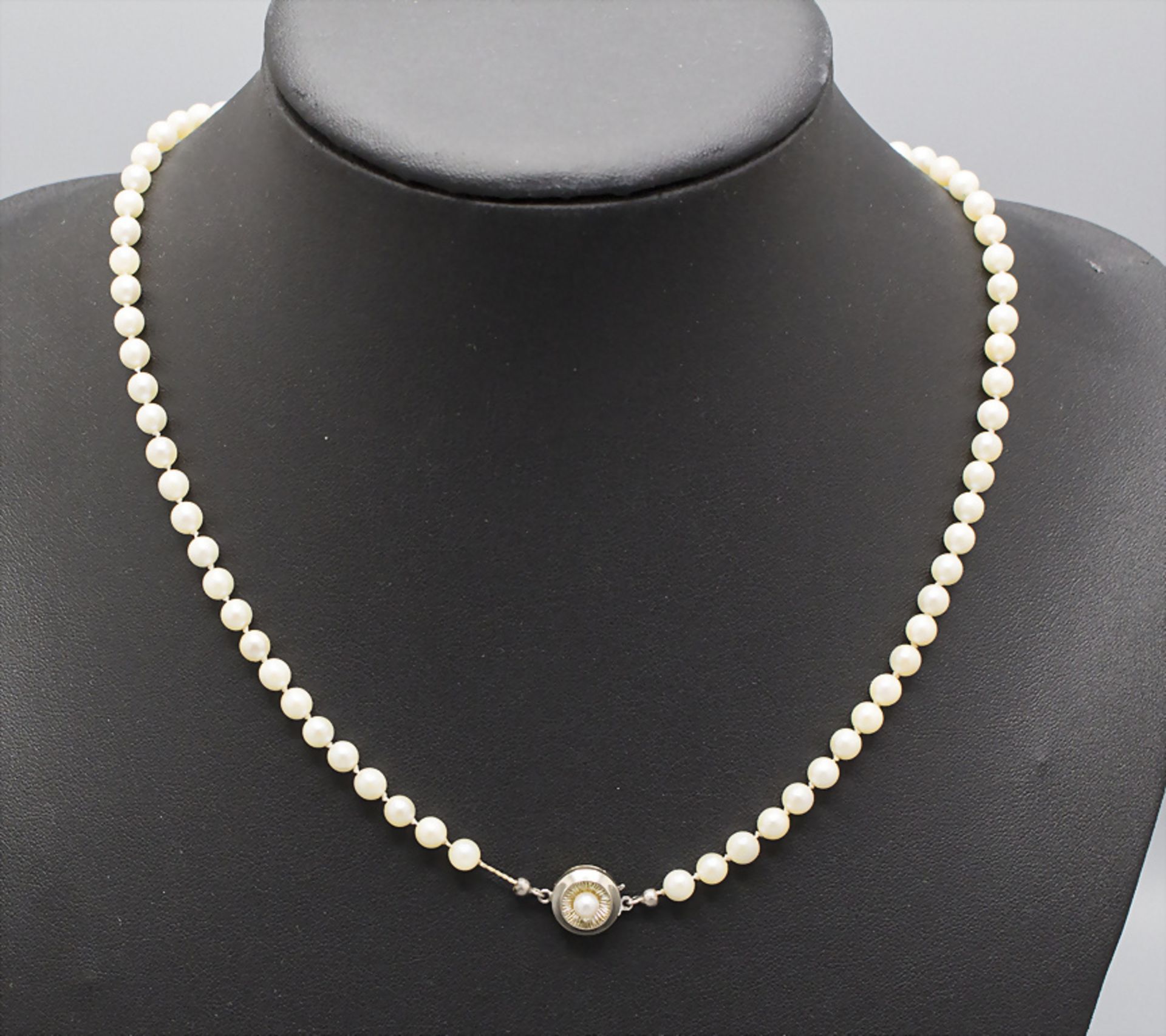 Perlenkette / A pearl necklace with 14 ct gold clasp, 20. Jh.