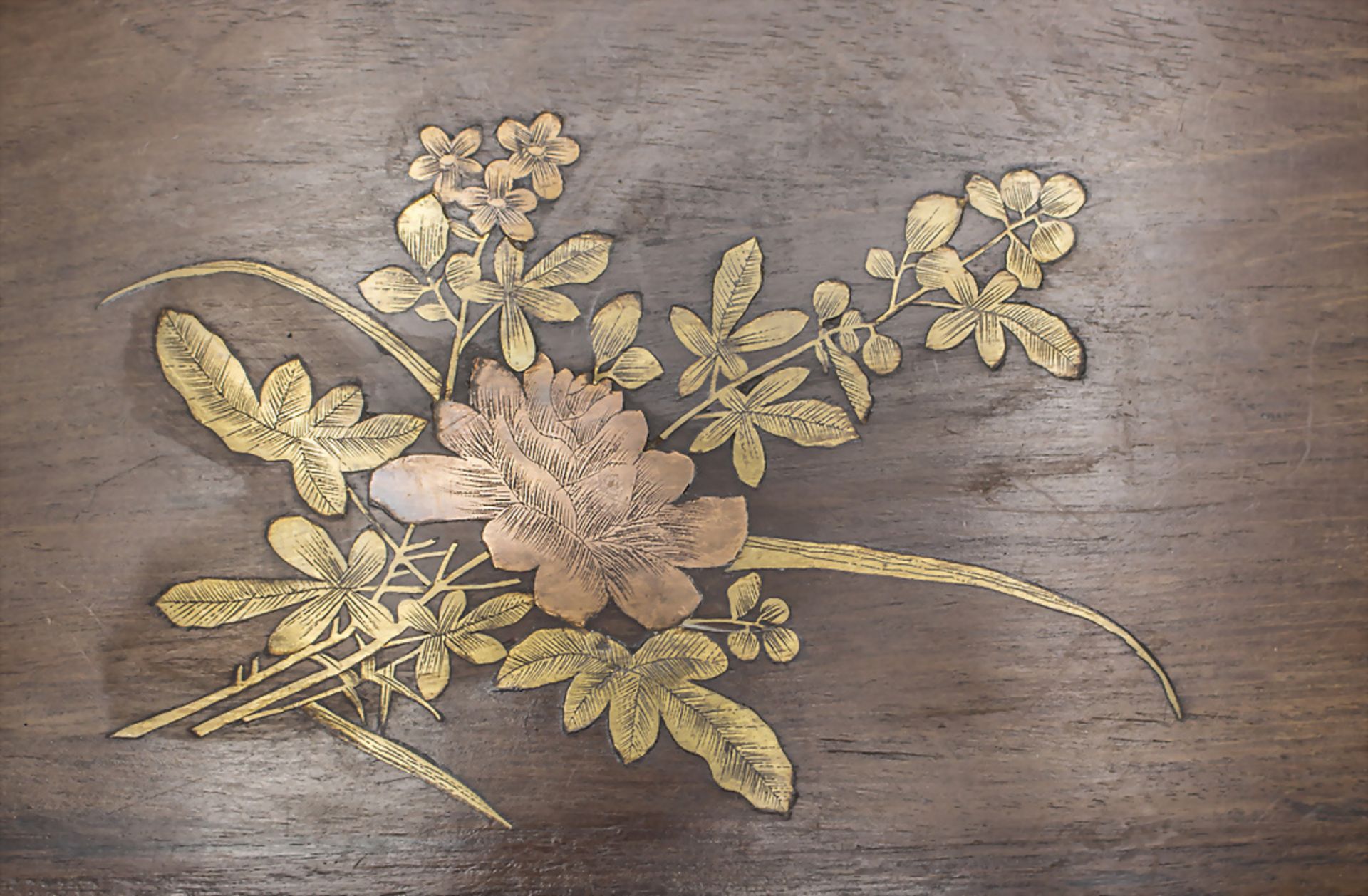 Holztablett auf vier Füßen mit Floraldekor / A footed wooden tray with floral inlays, ... - Bild 4 aus 6