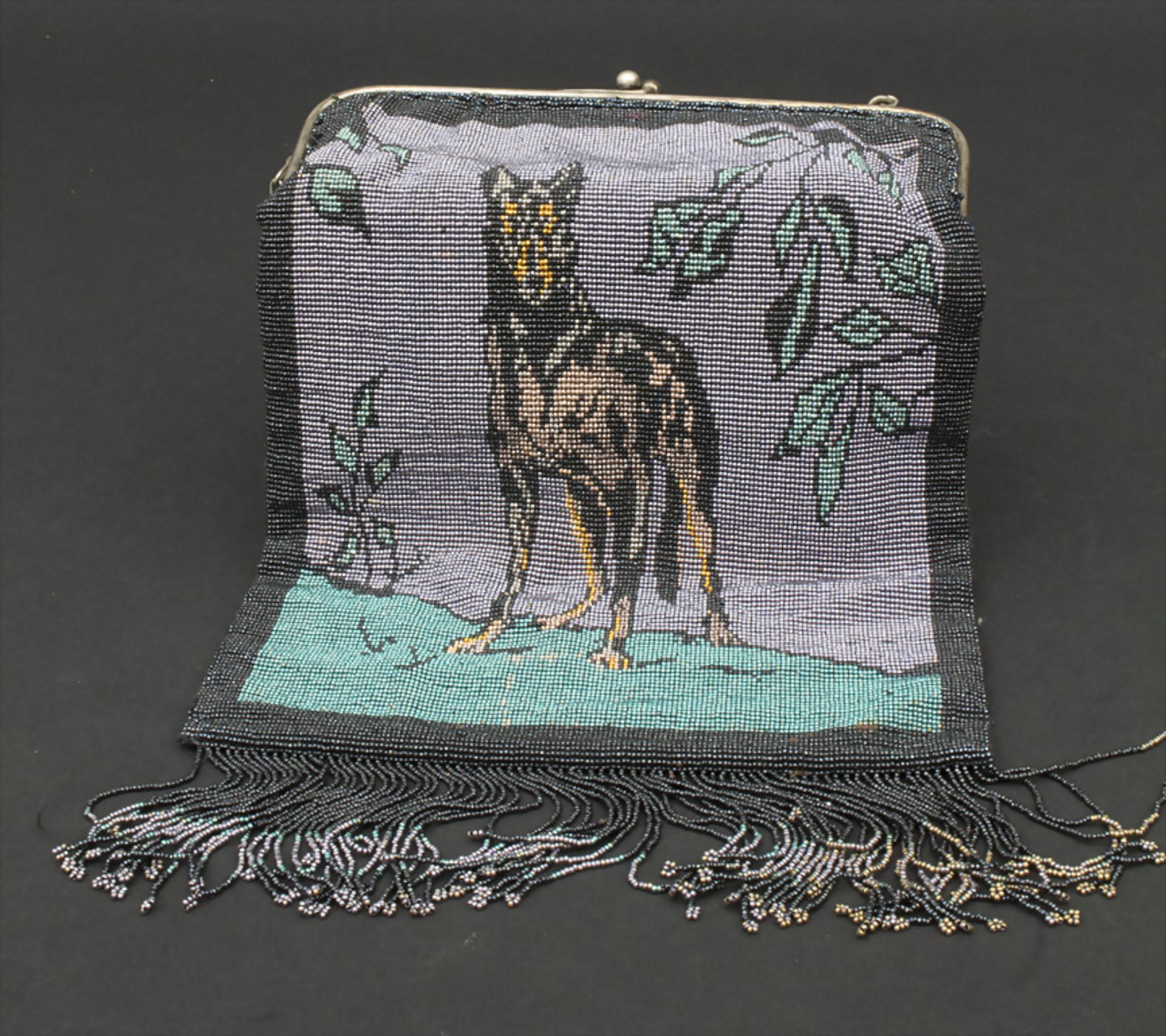 Jugendstil Perlen-Abendtasche mit Doberman / An Art Nouveau evening clutch with a doberman, um 1910