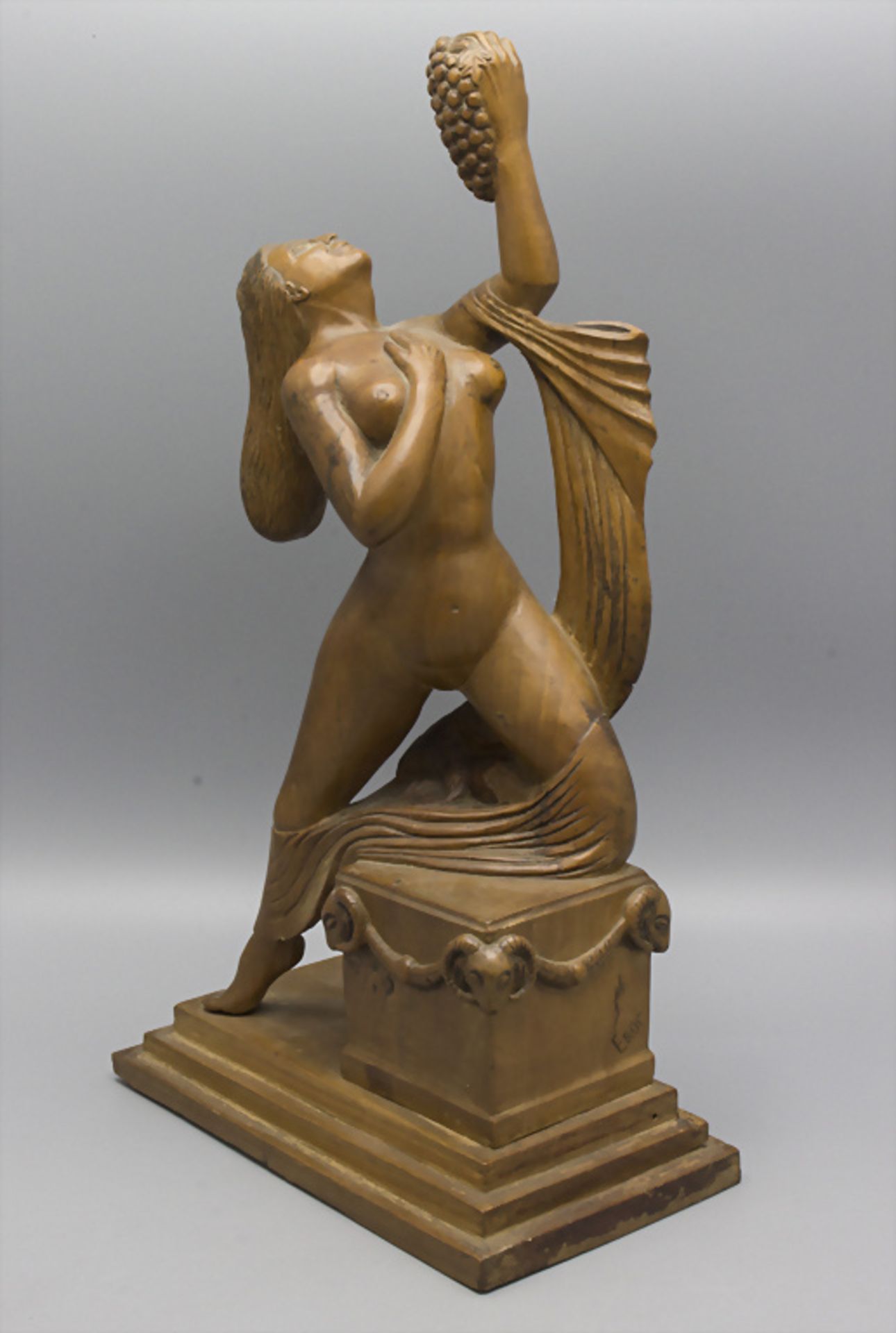 Holzskulptur 'weiblicher Akt mit Trauben' / A wooden scultpture of a female nude with grapes, ... - Bild 2 aus 5