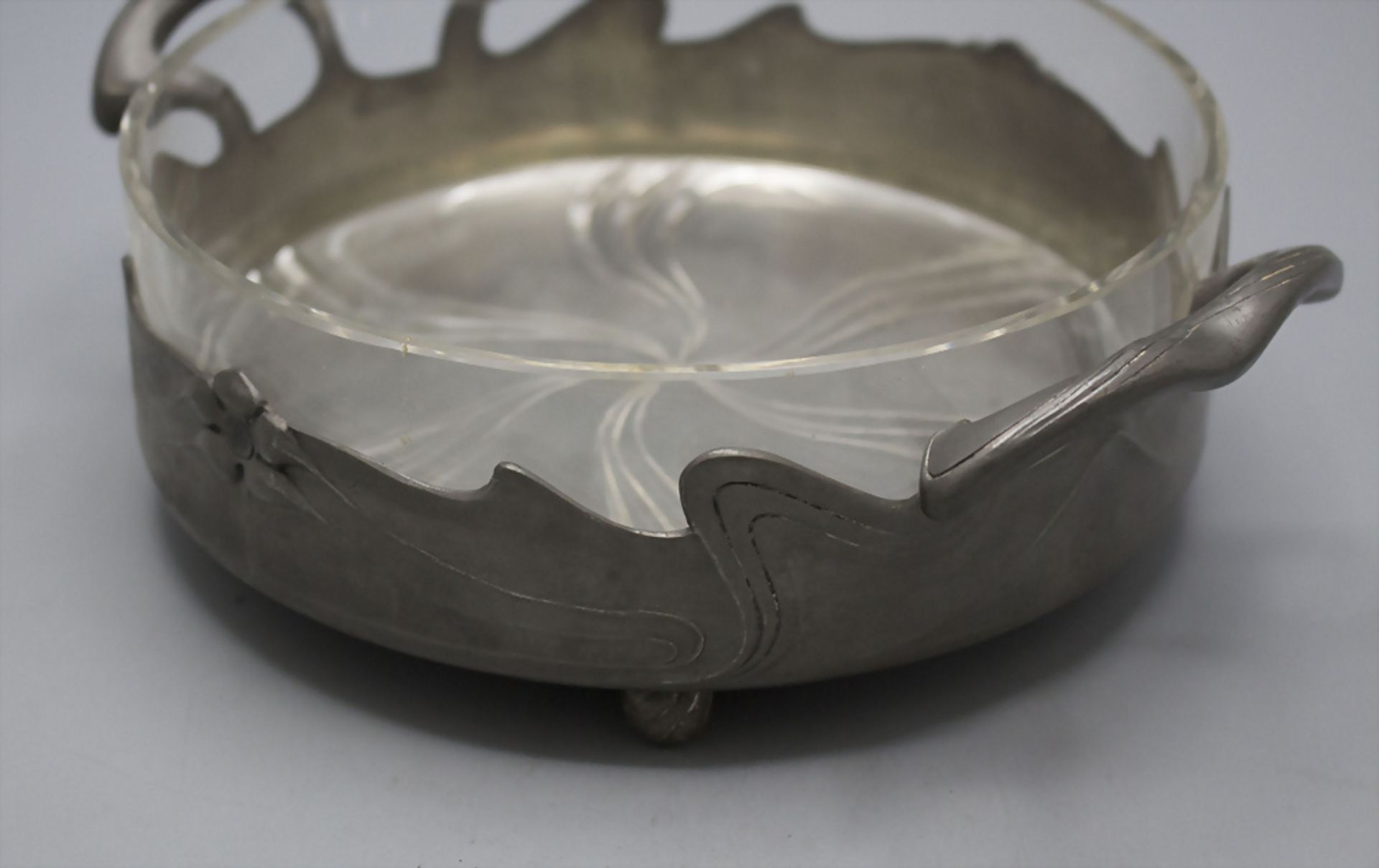 Jugendstil Henkelschale auf 4 Füßen mit Glaseinsatz / An Art Nouveau handled fruitbowl, ... - Image 3 of 3