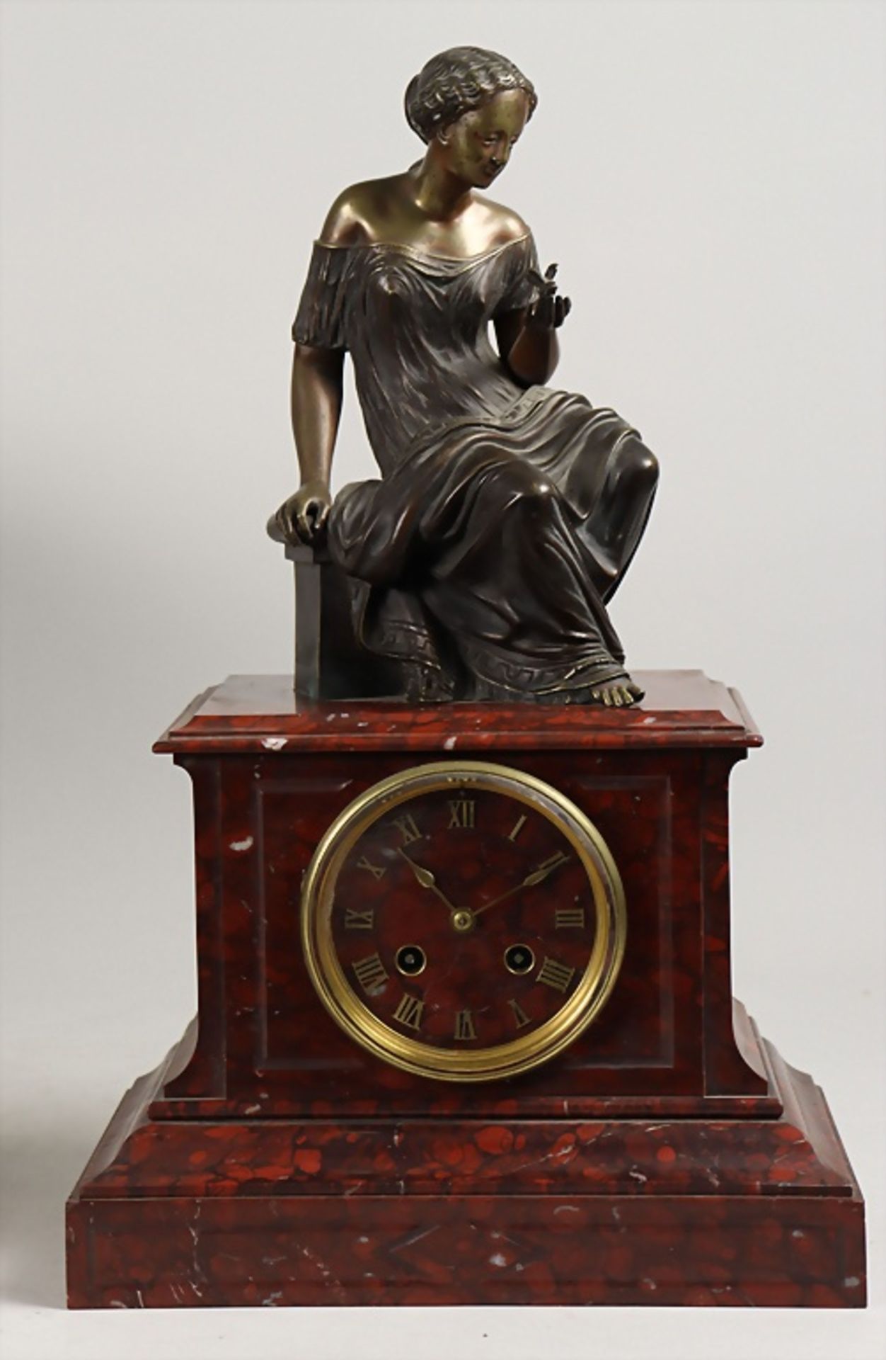 Kaminuhr mit Bronze Skulptur / A mantel clock with bronze statue, Frankreich, 19. Jh.