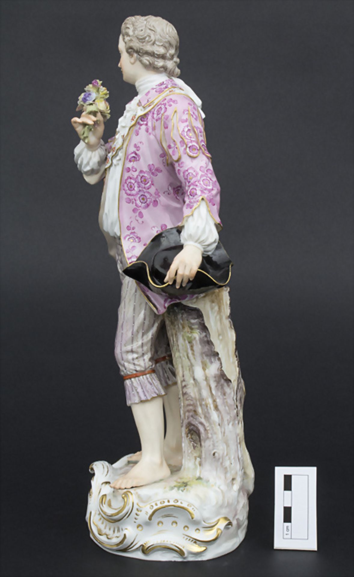 Große Figur 'Kavalier mit Blumenstrauß' / A large figure of a young cavalier, Meissen, um 1865 - Image 3 of 8