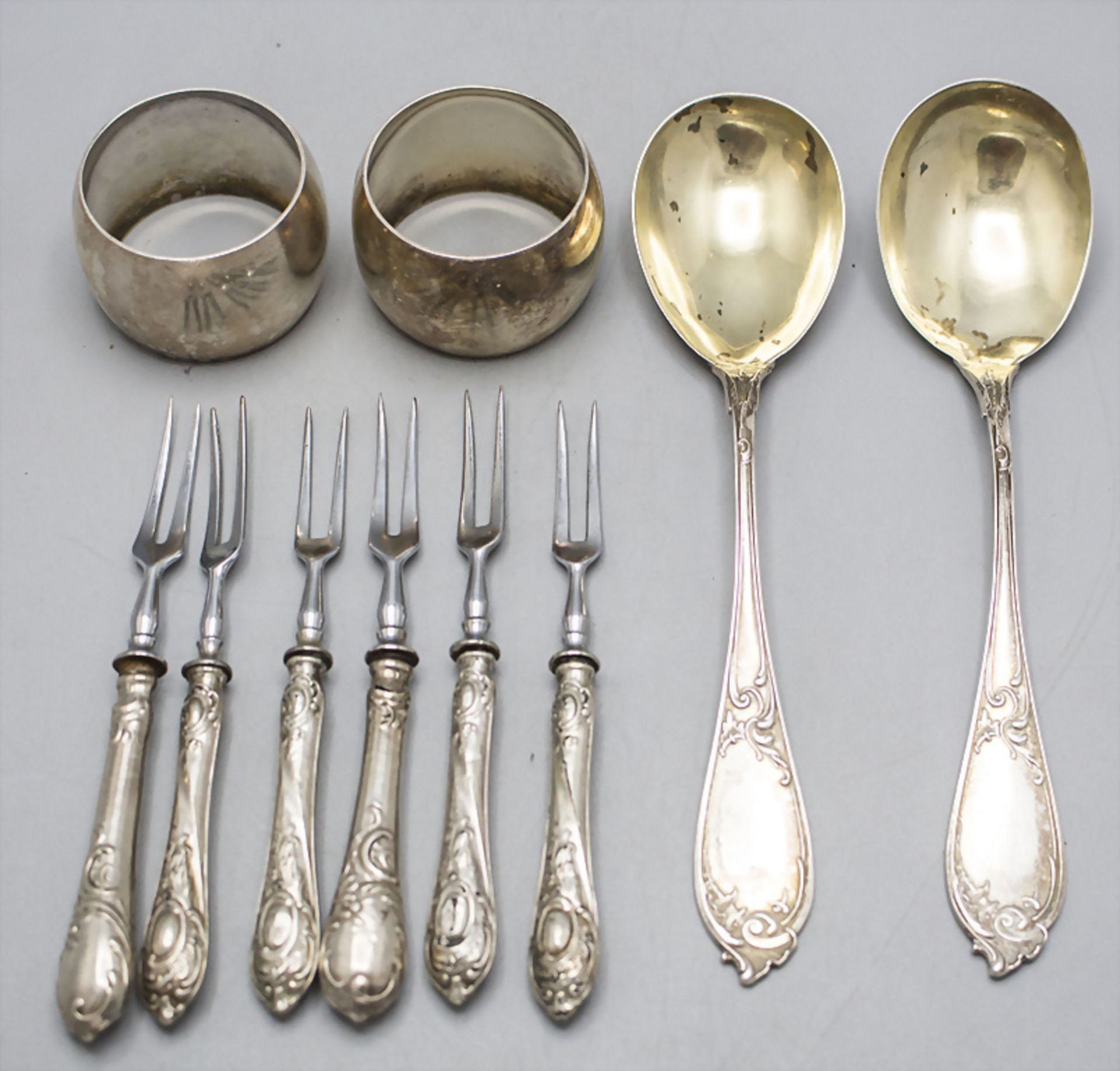 Konvolut aus 10 Teilen Silber u. Versilbertes / A set of 10 silver and plated pieces, deutsch