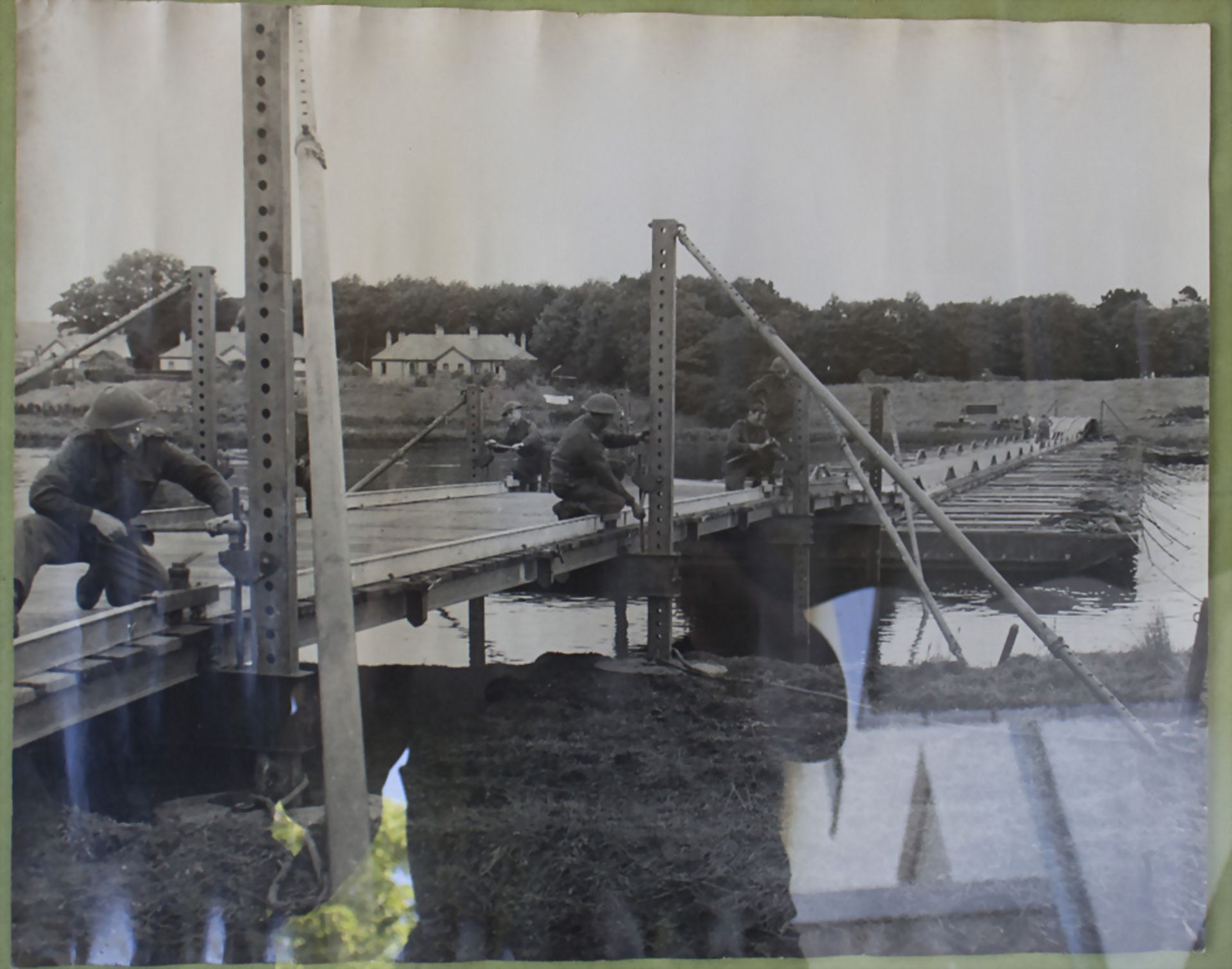4 Fotografien 'Bau einer Pontonbrücke und Behelfsbrücke über den Trigno / Italien', 1943 und 1944