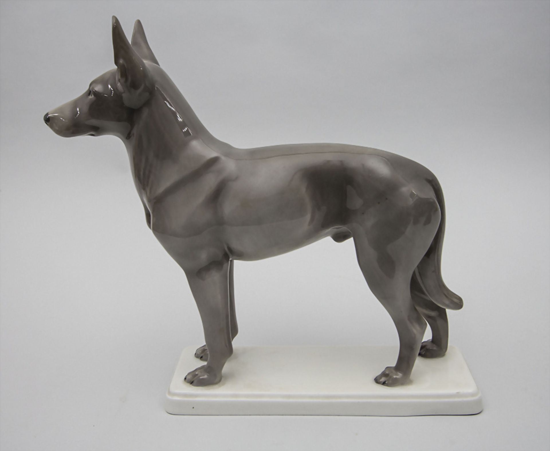 Große Tierfigur eines stehenden Schäferhundes / A large animal figure of a German shepherd, ...