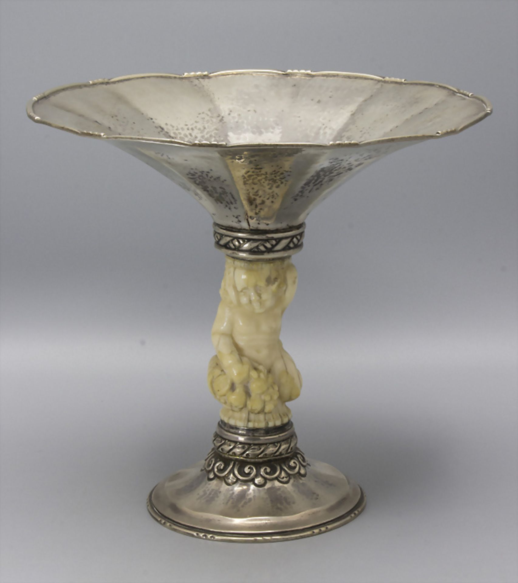 Jugendstil Fußschale mit Putto / An Art Nouveau silver footed bowl with a cherub, Magnus Aase, ...