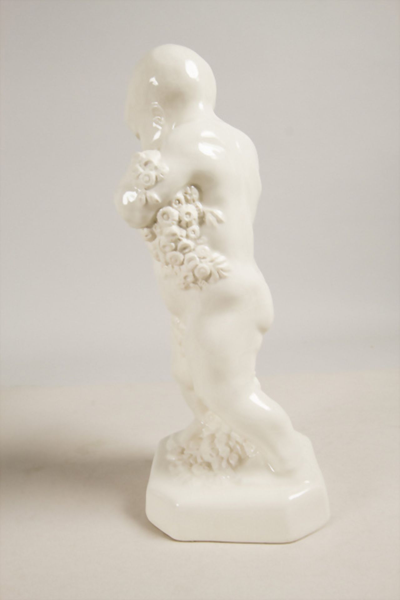 Putto mit Blumen / A cherub with flowers, G. Heckenberger, um 1910 - Image 3 of 9