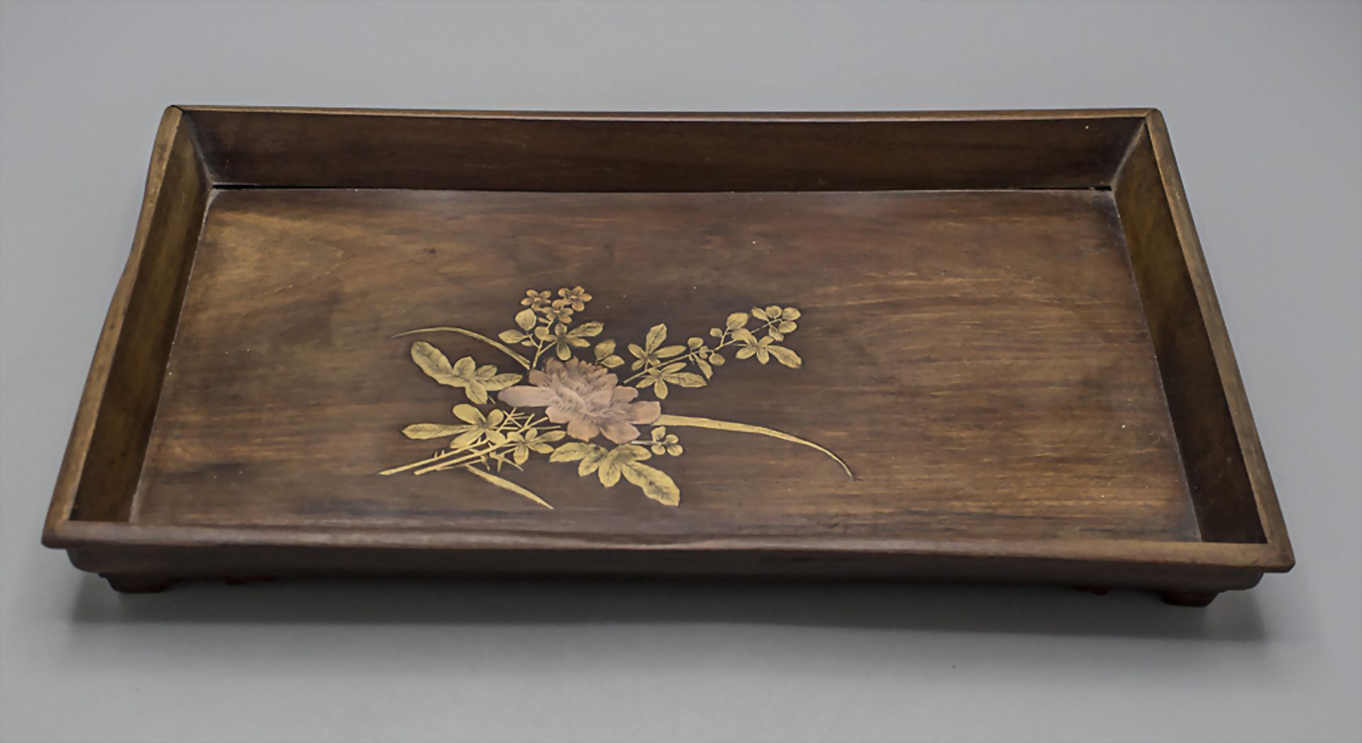 Holztablett auf vier Füßen mit Floraldekor / A footed wooden tray with floral inlays, ... - Bild 5 aus 6