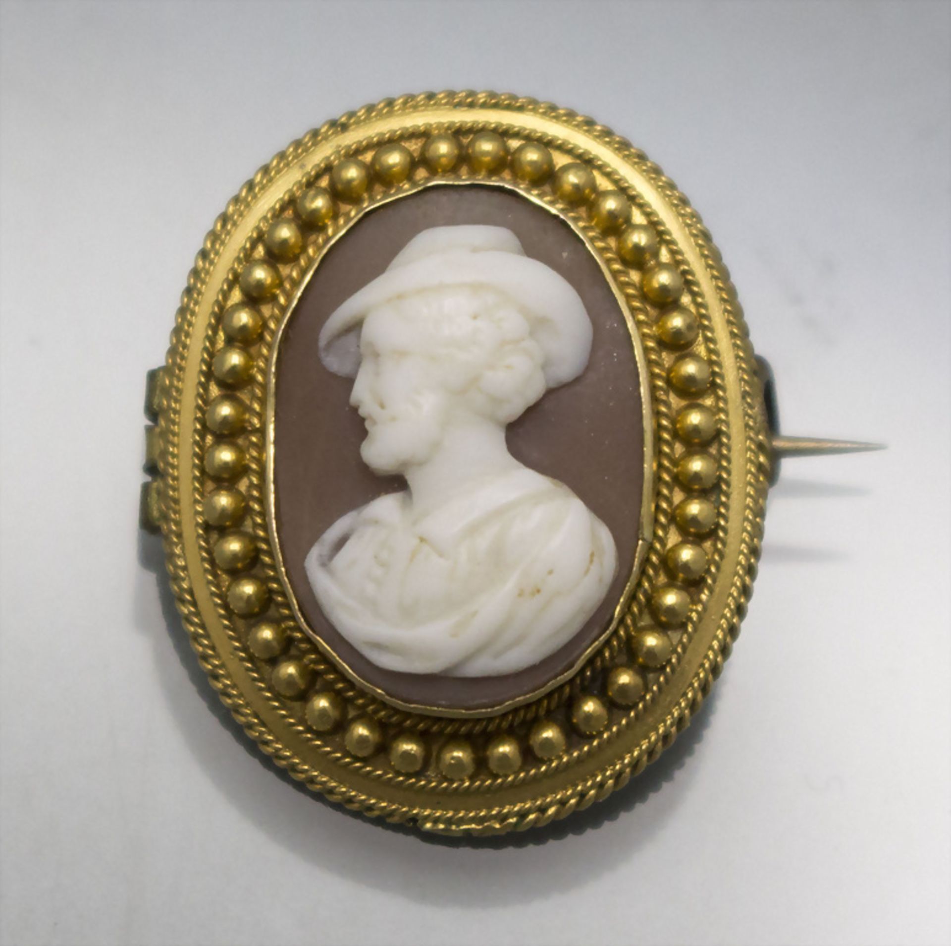 Kamee Brosche / A cameo brooch in a gold frame