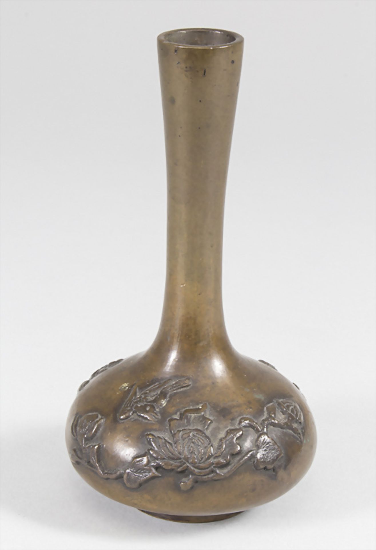 Kleine Vase mit 'Vogel-Strauch-Dekor' / A small vase with birds-shrub pattern, Japan, um 1900