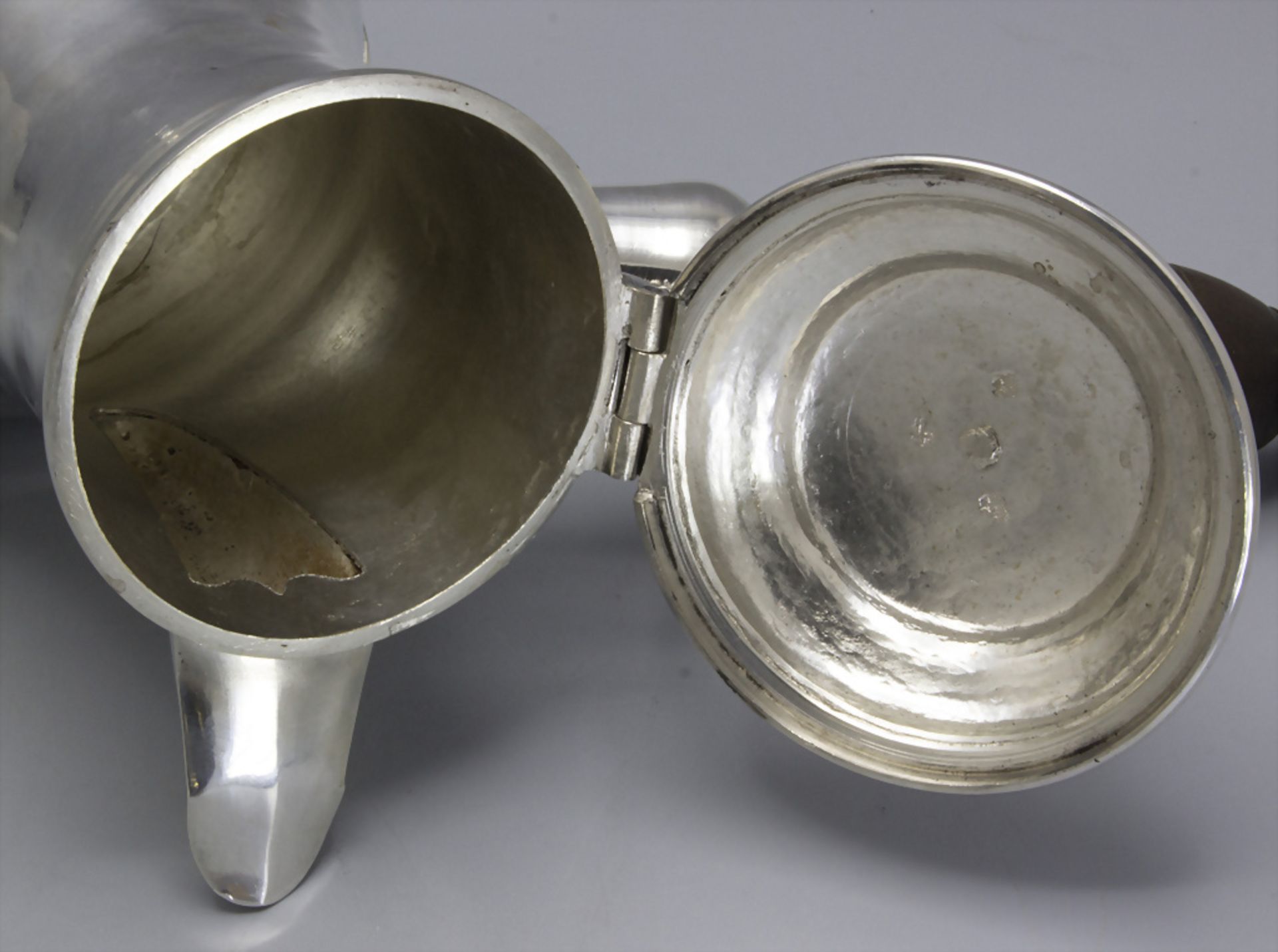 Kaffeekanne / Verseuse / A silver coffee pot, Pierre Clément, Vesoul, um 1740 - Image 3 of 7