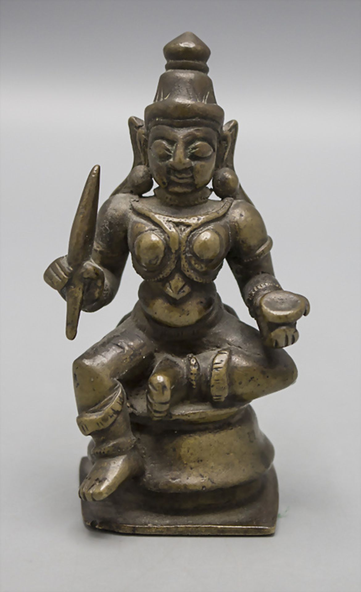 Bronzeplastik der sitzenden Durga / A bronze figure of sitting Durga, Karnataka, Indien, um 1900