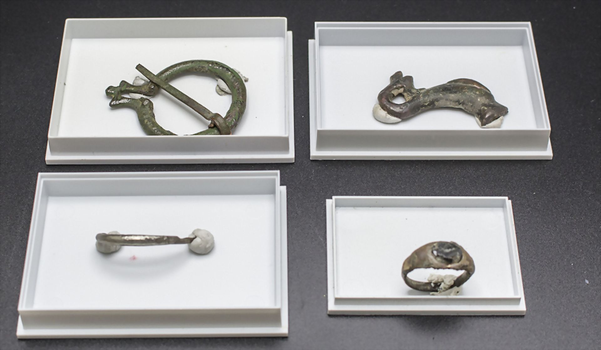 Konvolut aus 3 römischen Fibeln und einem Ring / A set of 3 Roman fibulas and a ring