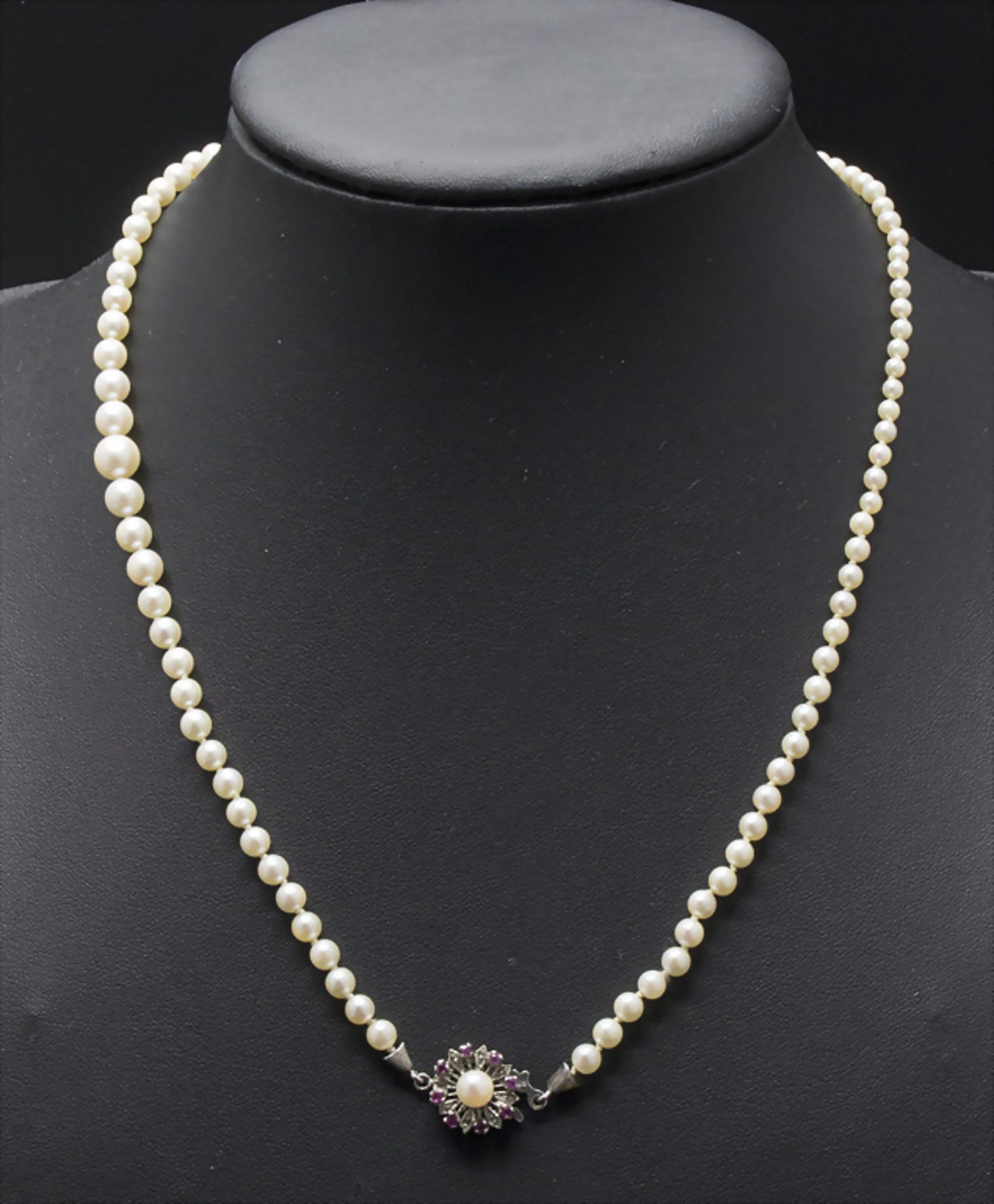 Perlenkette / A pearl necklace with 14k gold clasp