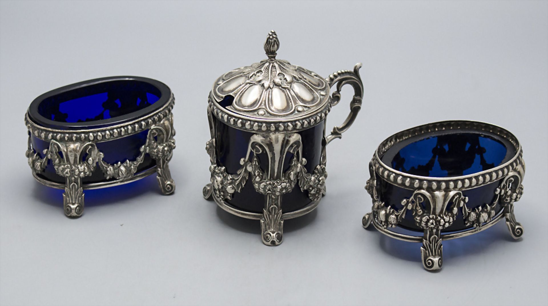 Paar Gewürzschälchen mit Senftopf / A pair of silver salt cellars and a mustard pot, Gustave ...