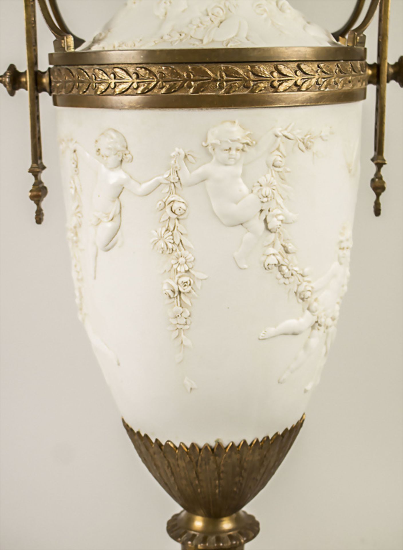 Große Empire Henkel-Prunkvase / A large Empire splendid vase with handles, wohl Sèvres, 19. Jh. - Image 4 of 8