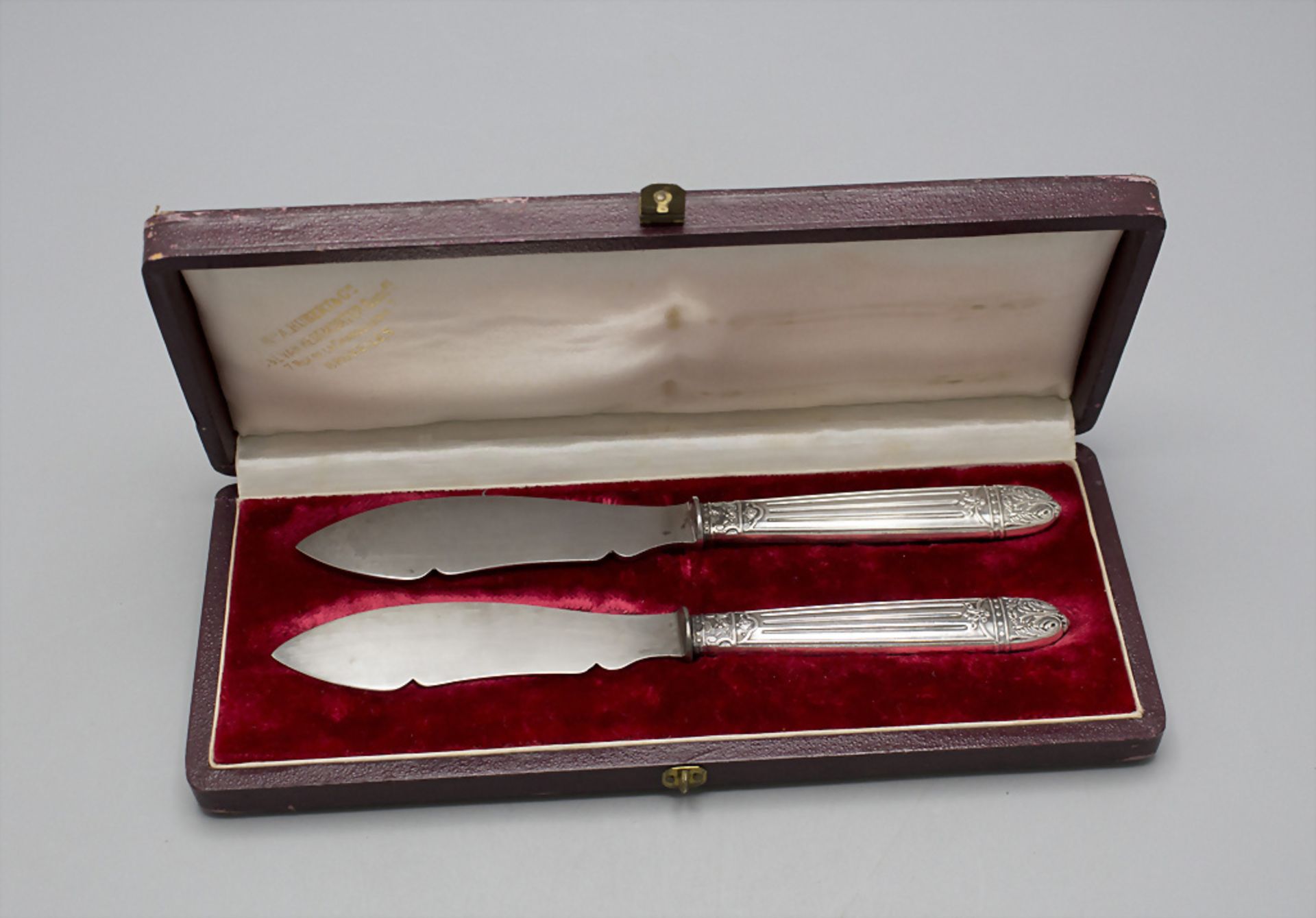 2 Käsemesser im Etui / 2 cheese knives in a box, Emile Puiforcat, Paris, um 1880