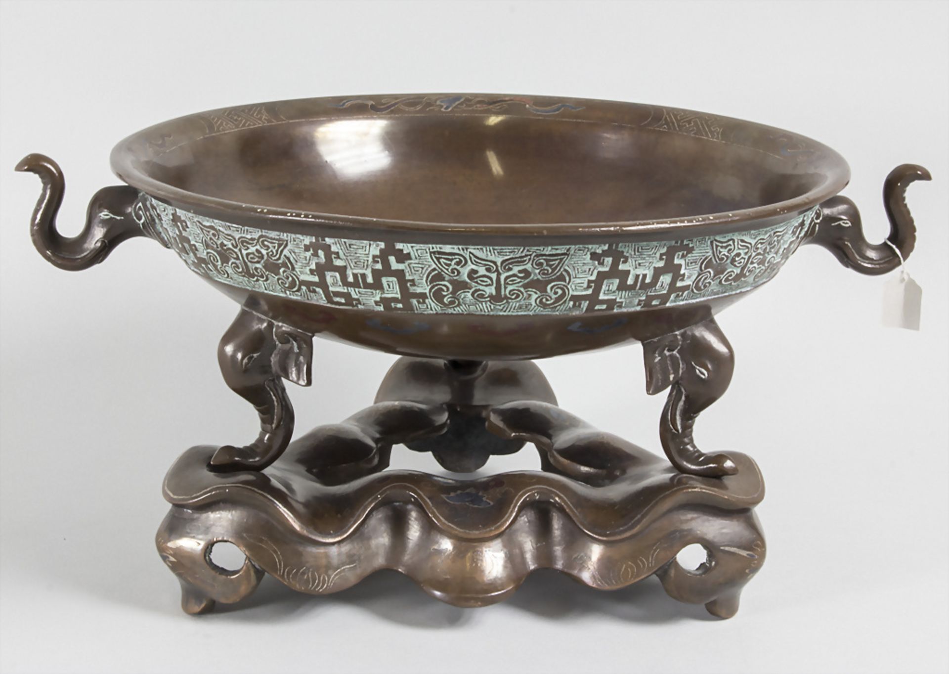 Große Zierschale / A large decorative bowl, China, Qing Dynastie (1644-1911), 18./19. Jh. - Bild 2 aus 10