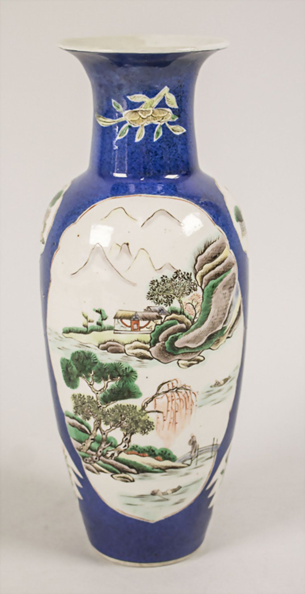 Ziervase / A decorative vase, China, Qing Dynastie (1644-1911), gemarkt Kangxi ( 1662-1722) - Bild 3 aus 5
