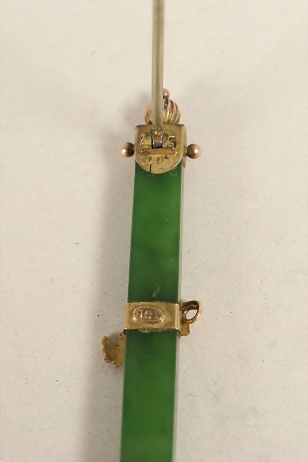 Jade Brosche mit Gold-Applikationen / A jade and 9 ct gold brooch, Alessandria, 1944-1968 - Bild 3 aus 3