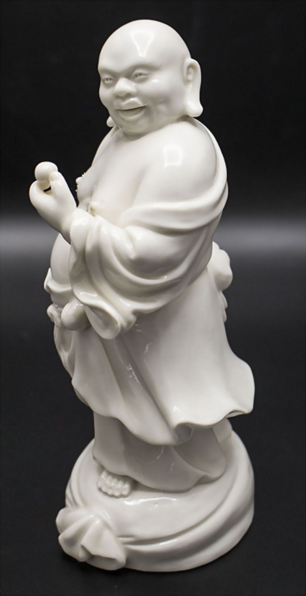 Porzellanfigur 'Buddha mit Pfirsich' / A porcelain figure 'Buddha with a peach', 20. Jh. - Image 2 of 4