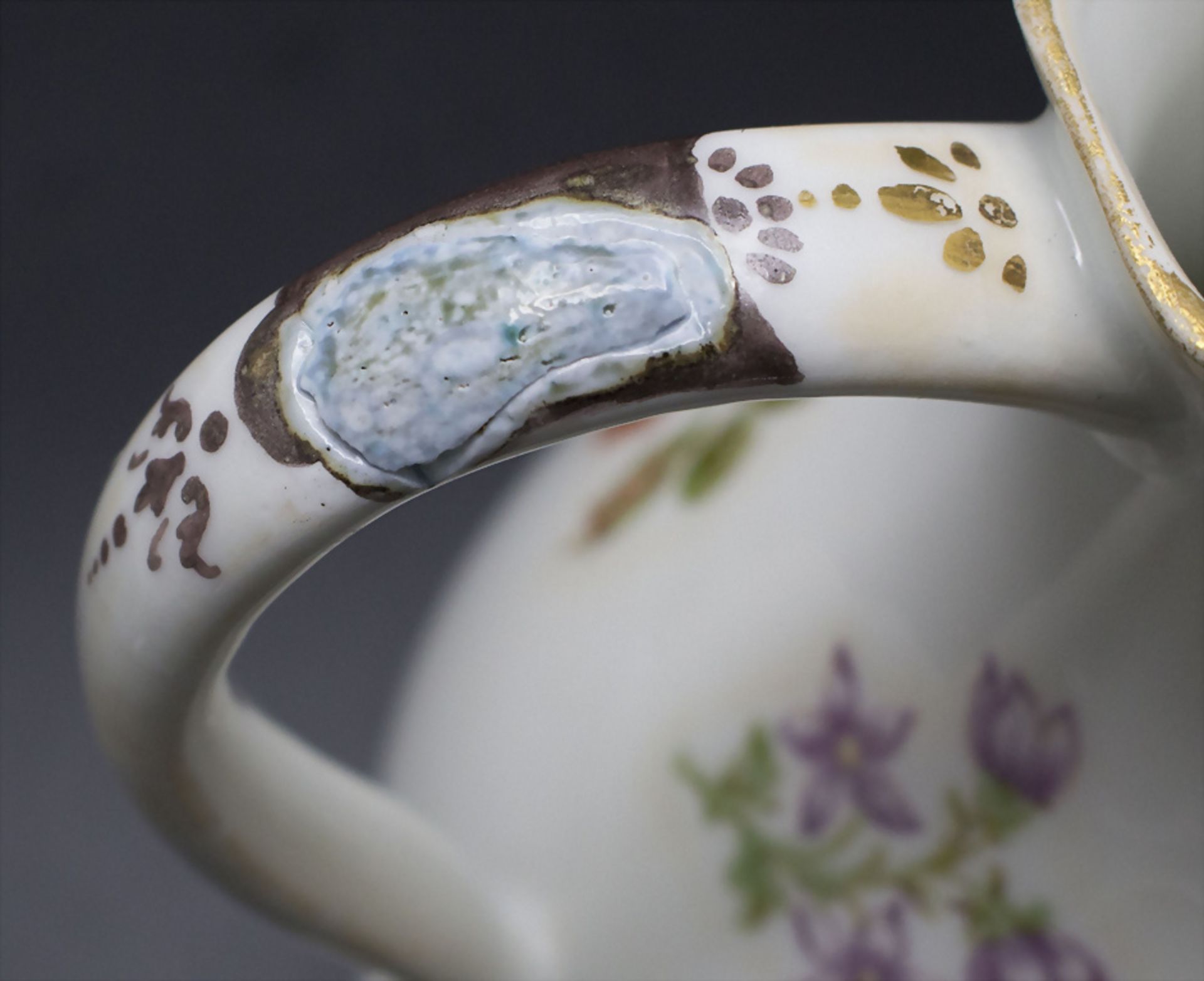 Henkelkrug mit Purpurmalerei / A porcelain jug with purple painting, 18. Jh. - Image 7 of 7