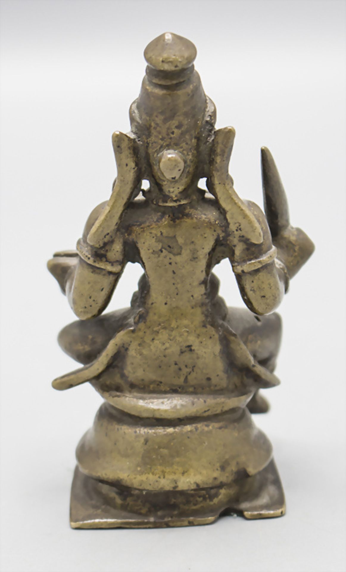 Bronzeplastik der sitzenden Durga / A bronze figure of sitting Durga, Karnataka, Indien, um 1900 - Image 3 of 5