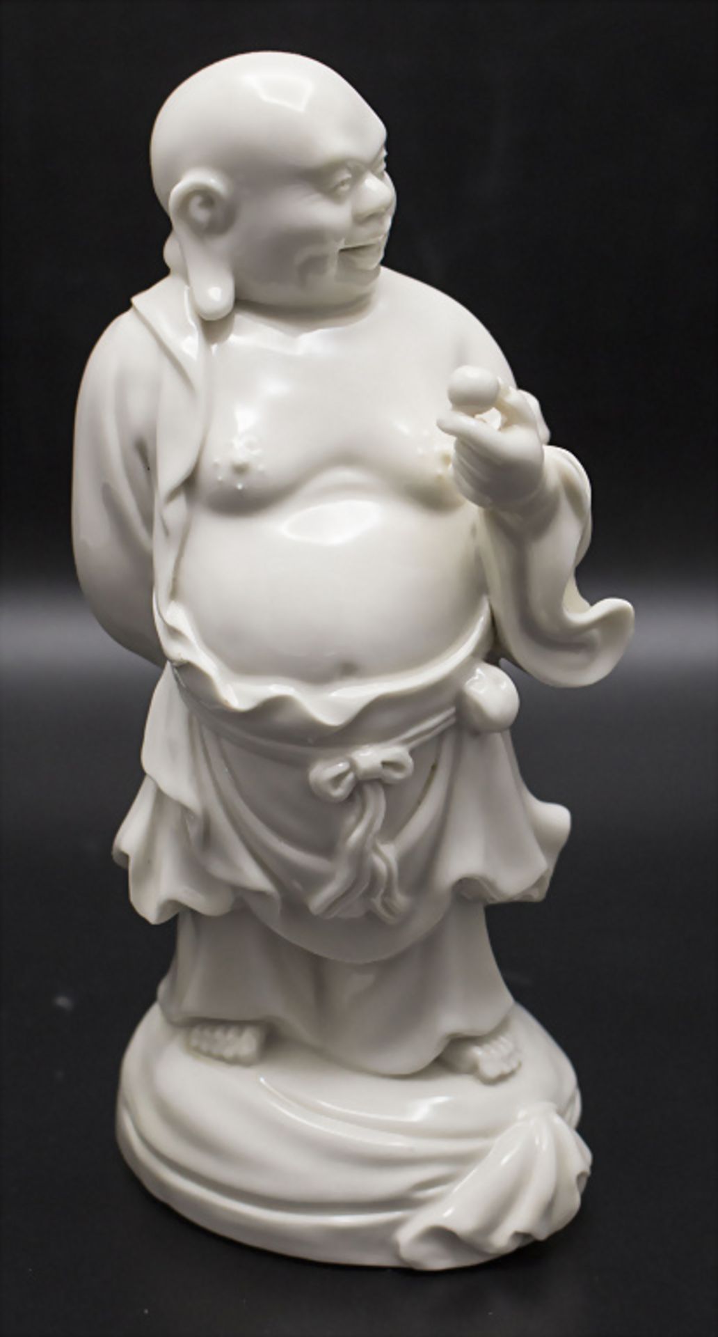 Porzellanfigur 'Buddha mit Pfirsich' / A porcelain figure 'Buddha with a peach', 20. Jh.