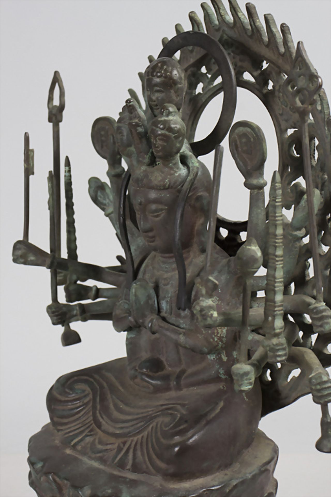 Bronzeplastik der Göttin 'Avalokiteshvara-Guhyasamaja' / A bronze figure ... - Image 6 of 8