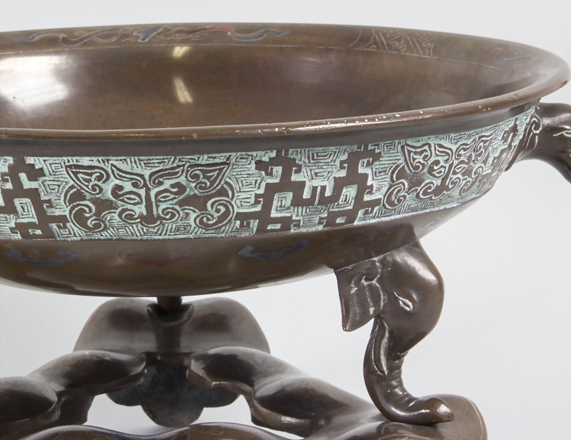 Große Zierschale / A large decorative bowl, China, Qing Dynastie (1644-1911), 18./19. Jh. - Bild 3 aus 10