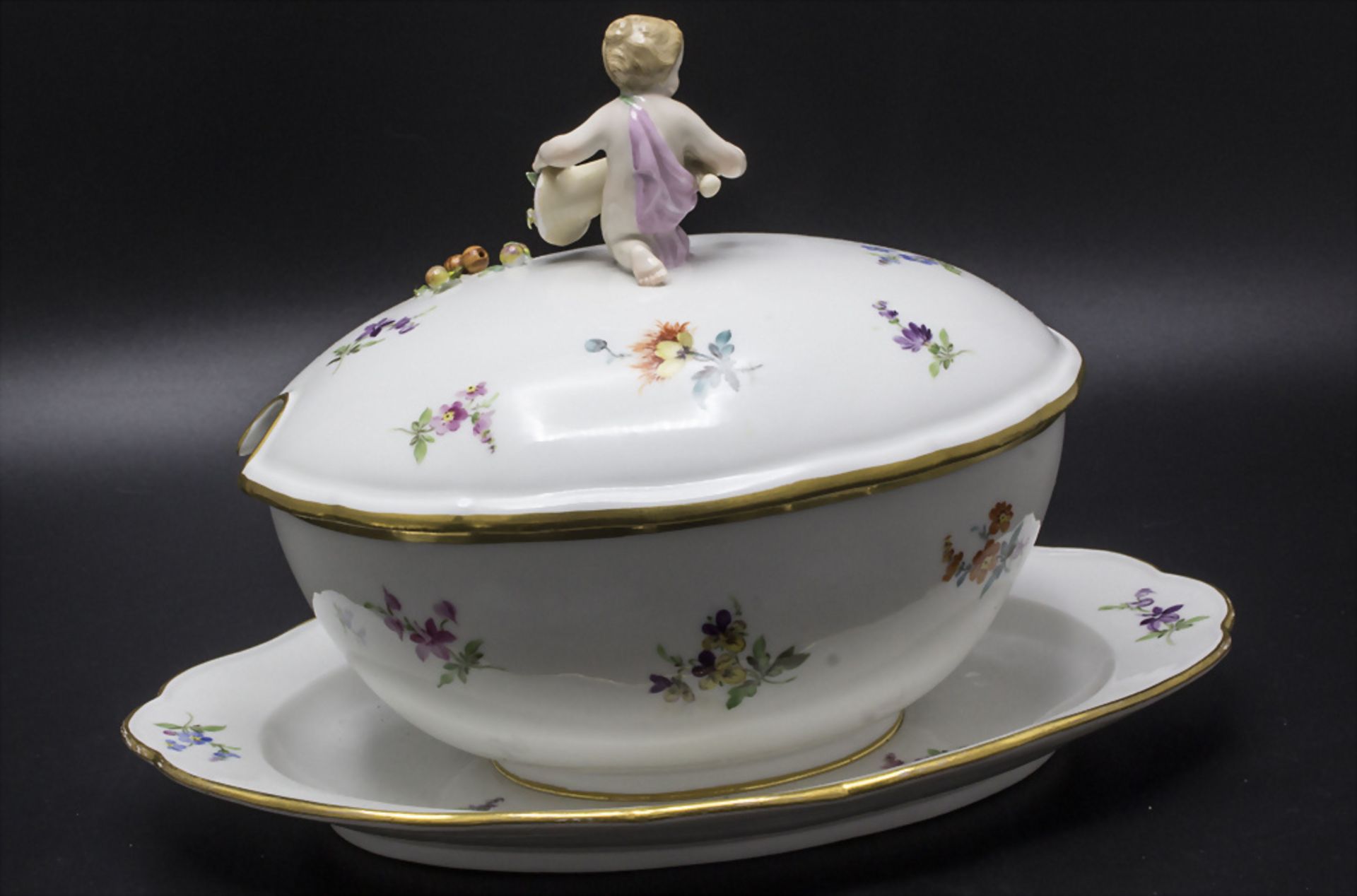 Deckelterrine auf Presentoire mit Mädchen und Füllhorn als Knauf / A covered tureen on a ... - Image 4 of 6