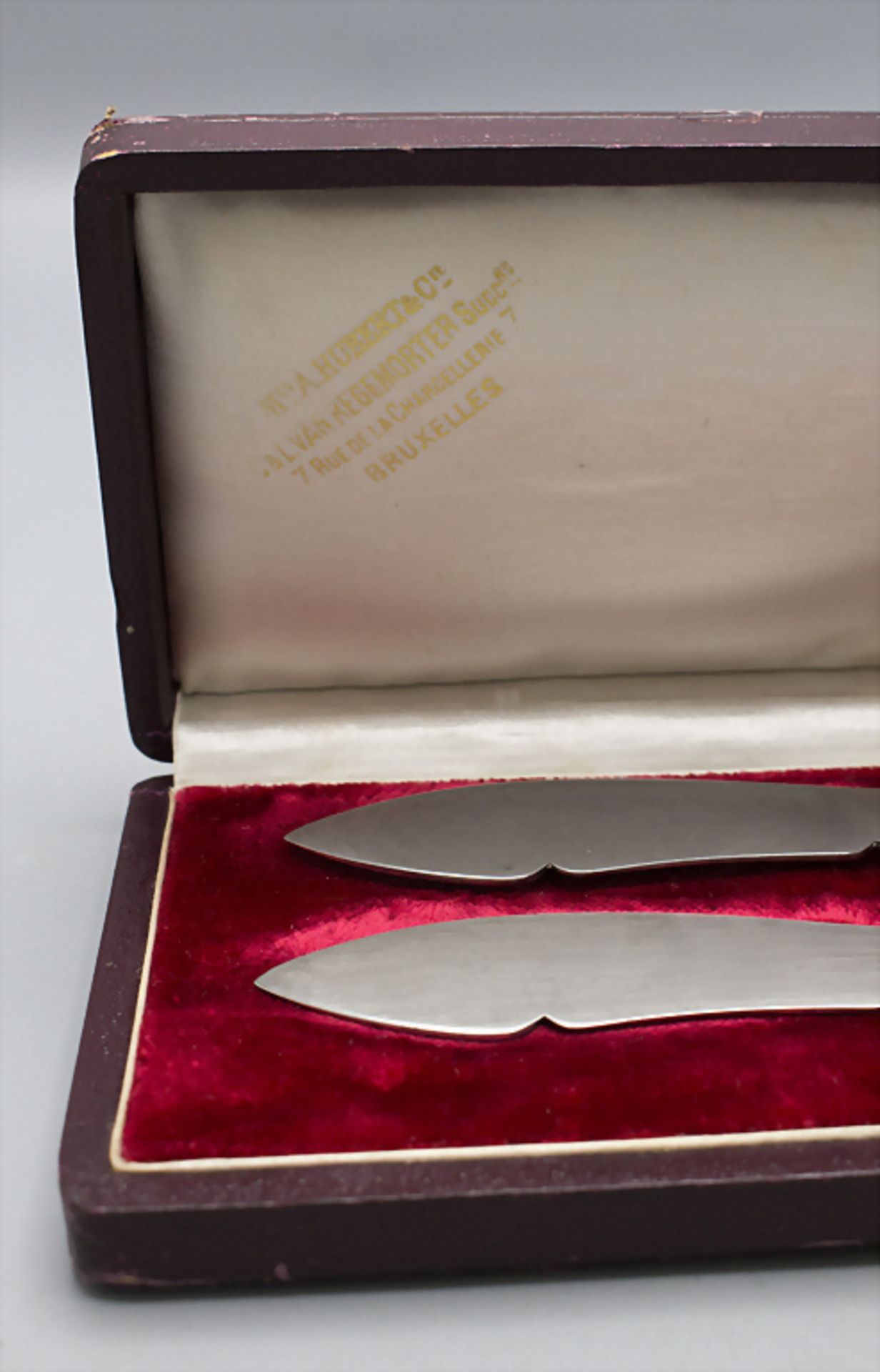 2 Käsemesser im Etui / 2 cheese knives in a box, Emile Puiforcat, Paris, um 1880 - Image 3 of 4