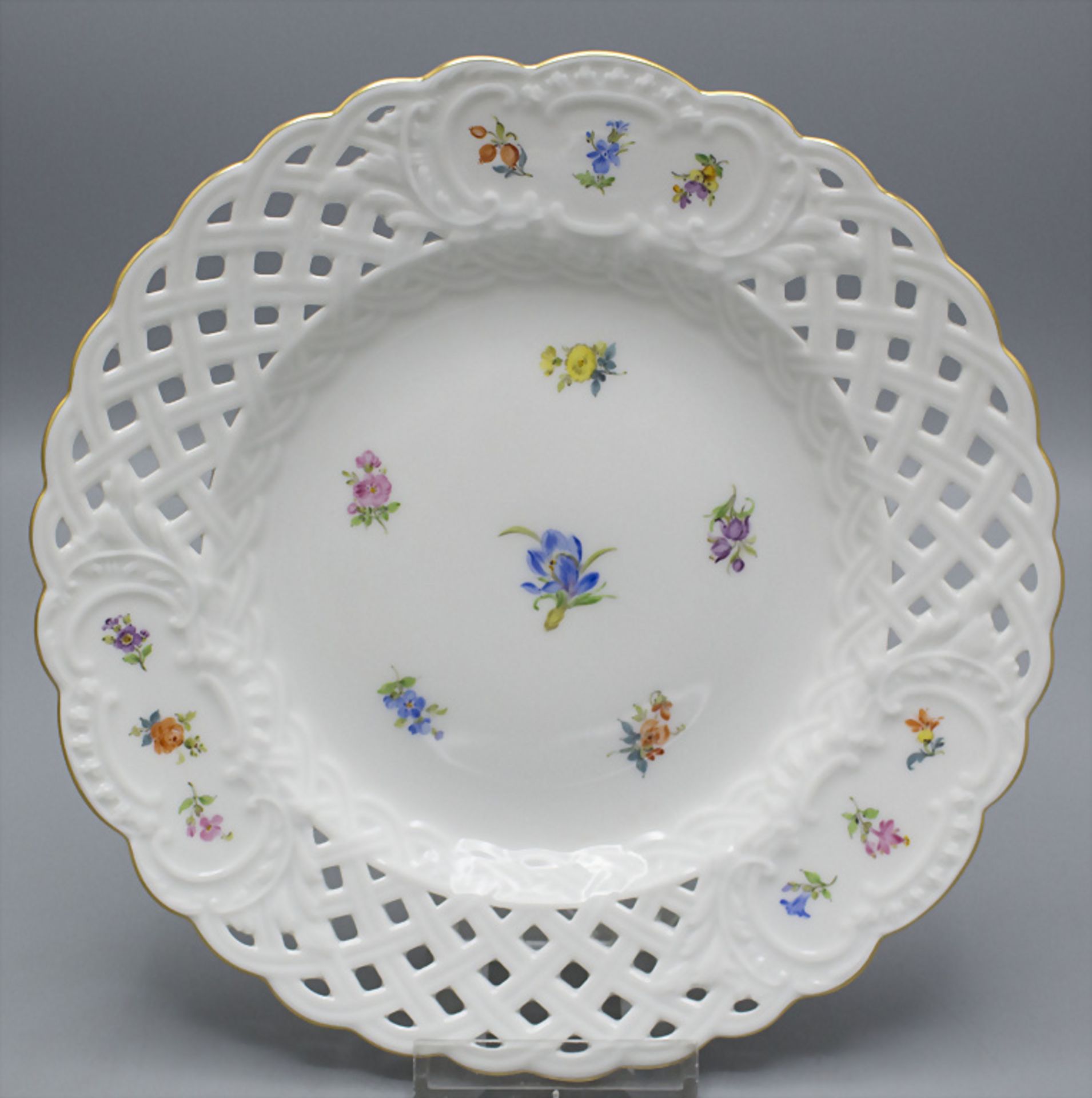 Durchbruchteller mit Streublumen / A basket plate with scattered flowers, Meissen, 20. Jh.