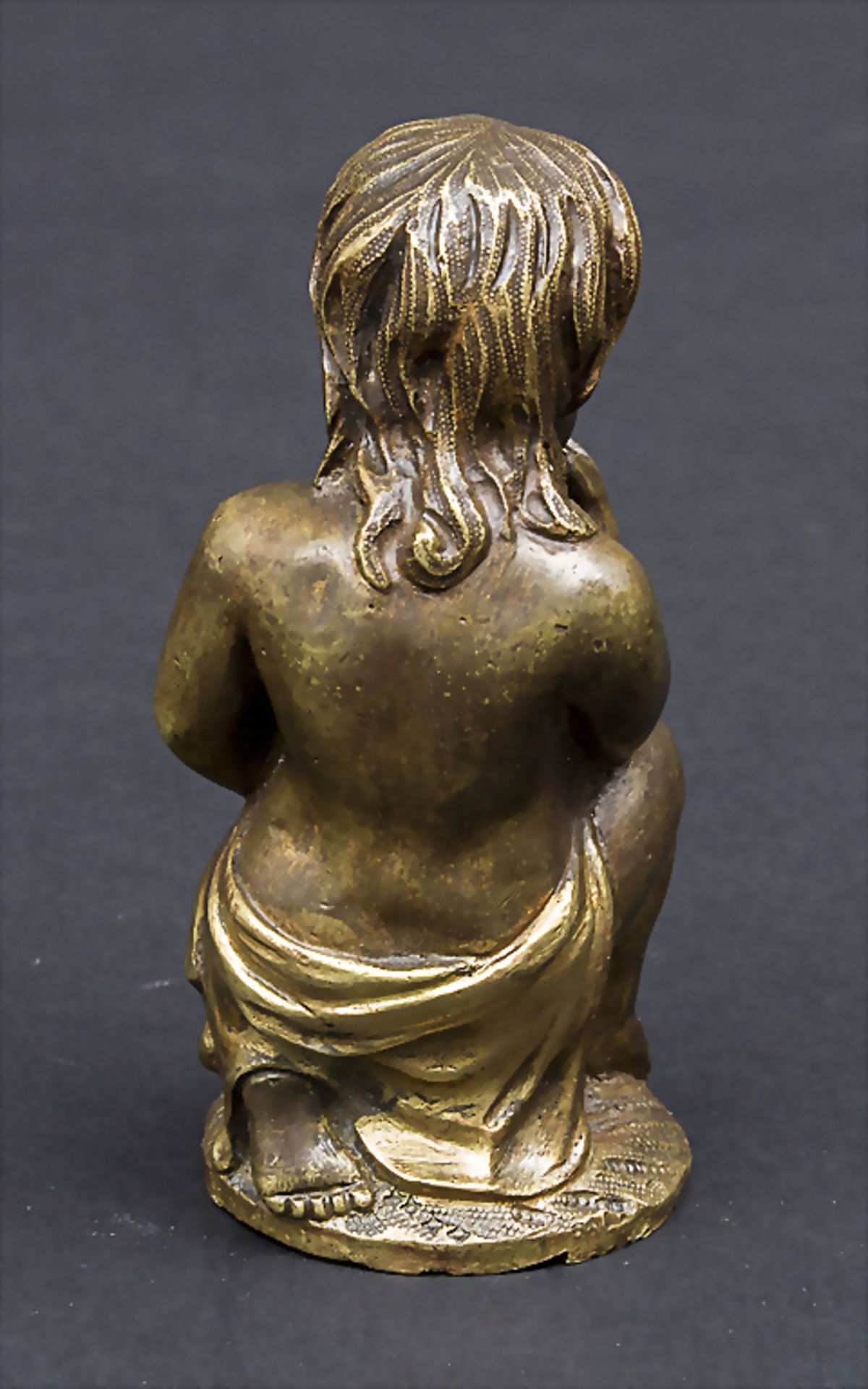 Frühe Bronzefigur eines Kindes / An early bronze depicting a kneeling child, Frankreich, 18. ... - Bild 2 aus 3