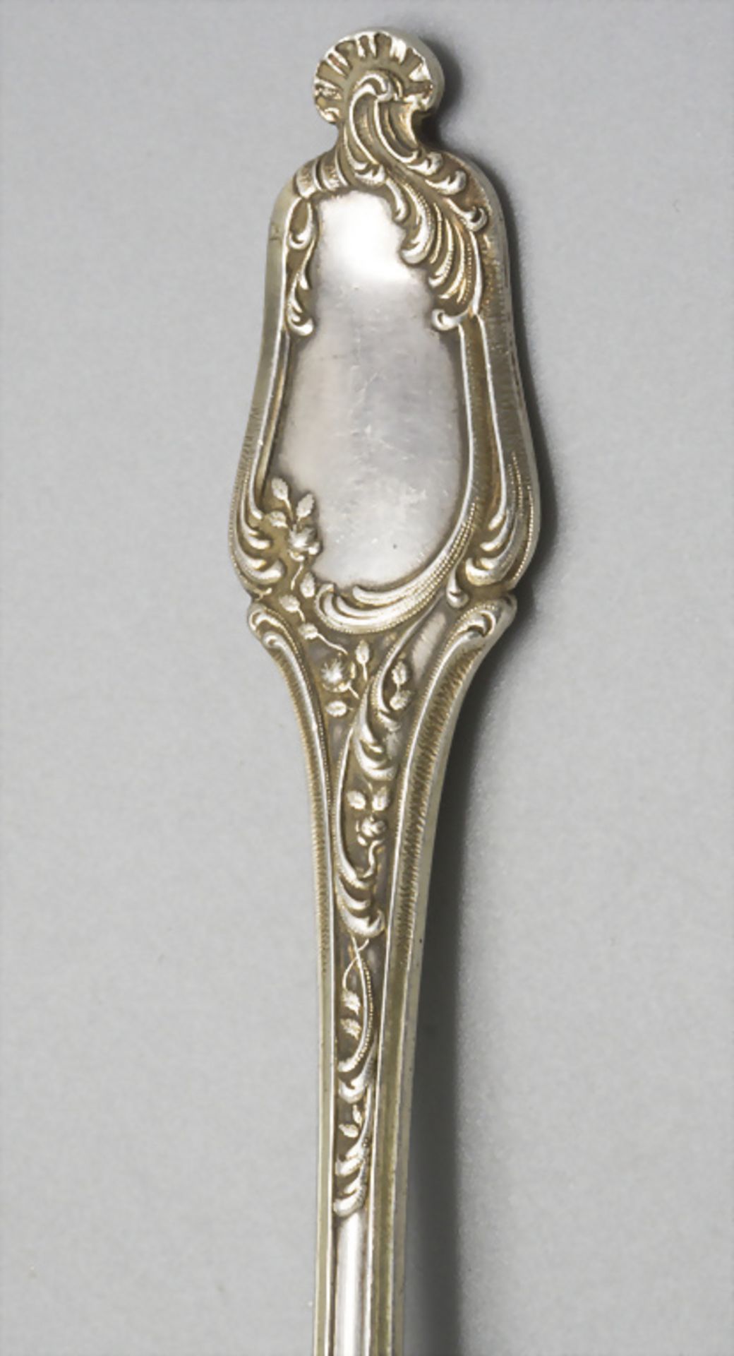 Zuckerstreulöffel / Cuillère à sucre / Saupoudreuse / A silver sugar-sprinkler spoon, Paris, ... - Image 4 of 5