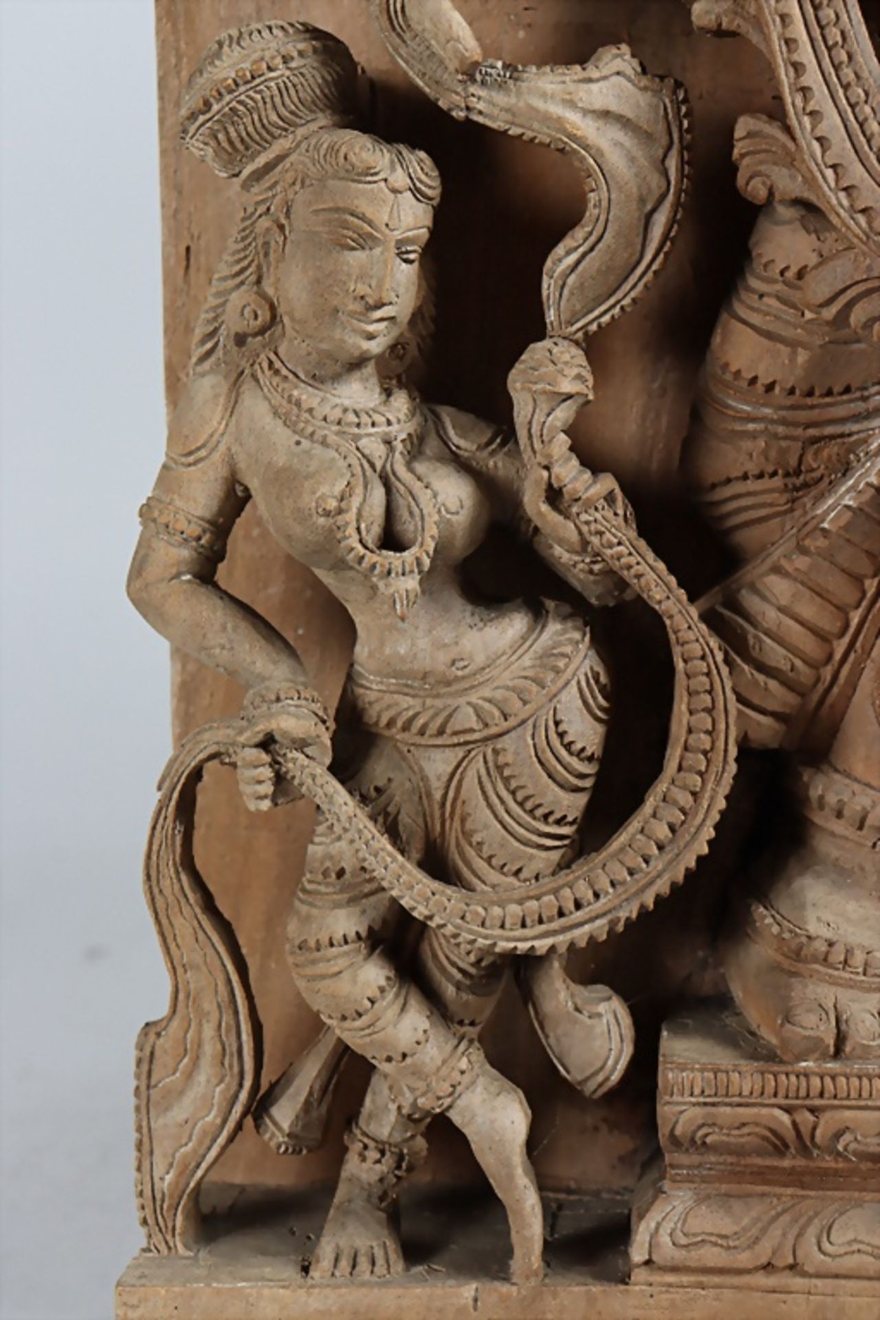 Holzstele einer indischen Göttin / A wooden pillar of an Indian goddess, 19./20. Jh. - Image 6 of 7
