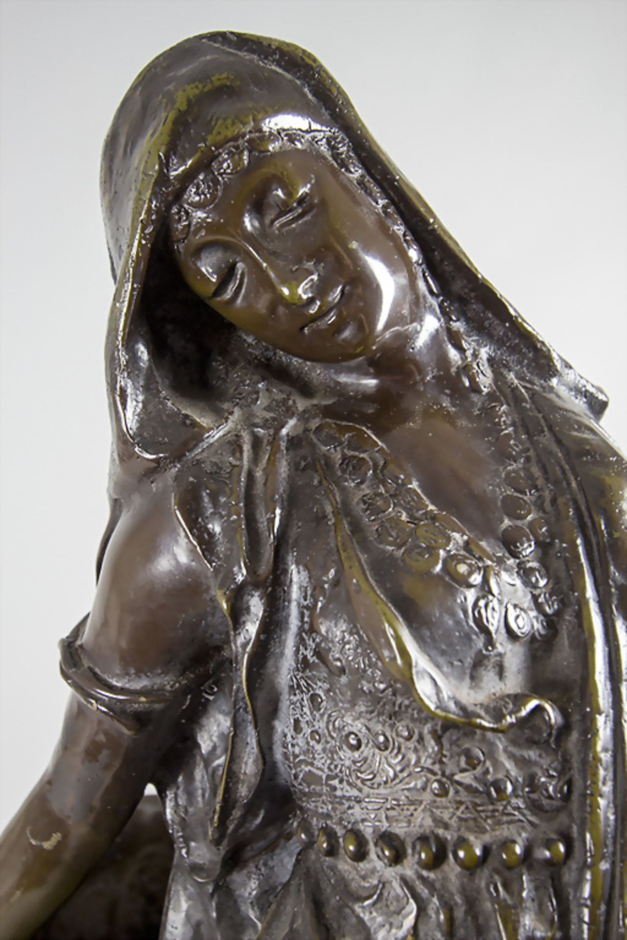 Jim Davidson, Bronzeplastik 'Orientalin am Brunnen' / A bronze sculpture of an Oriental woman ... - Image 10 of 11