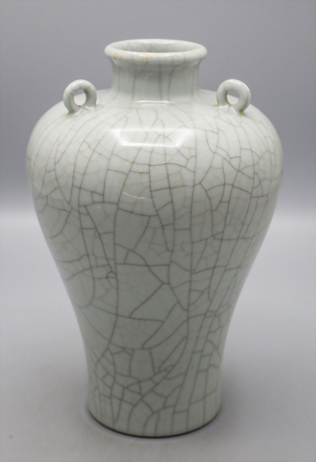 Balusterförmige, seladonfarbene Craquélé Vase, China