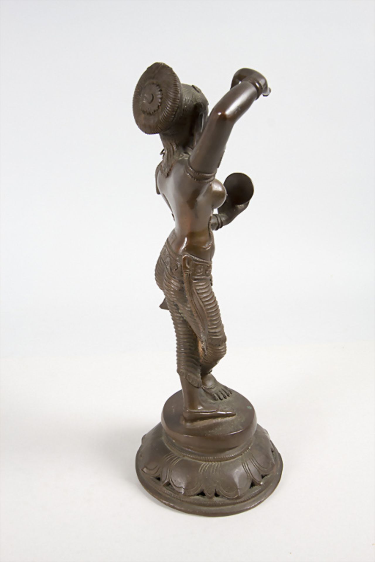 Bronzeplastik einer Tempeltänzerin / A bronze figure of a temple dancer, Indien, frühes 20. Jh. - Bild 5 aus 8